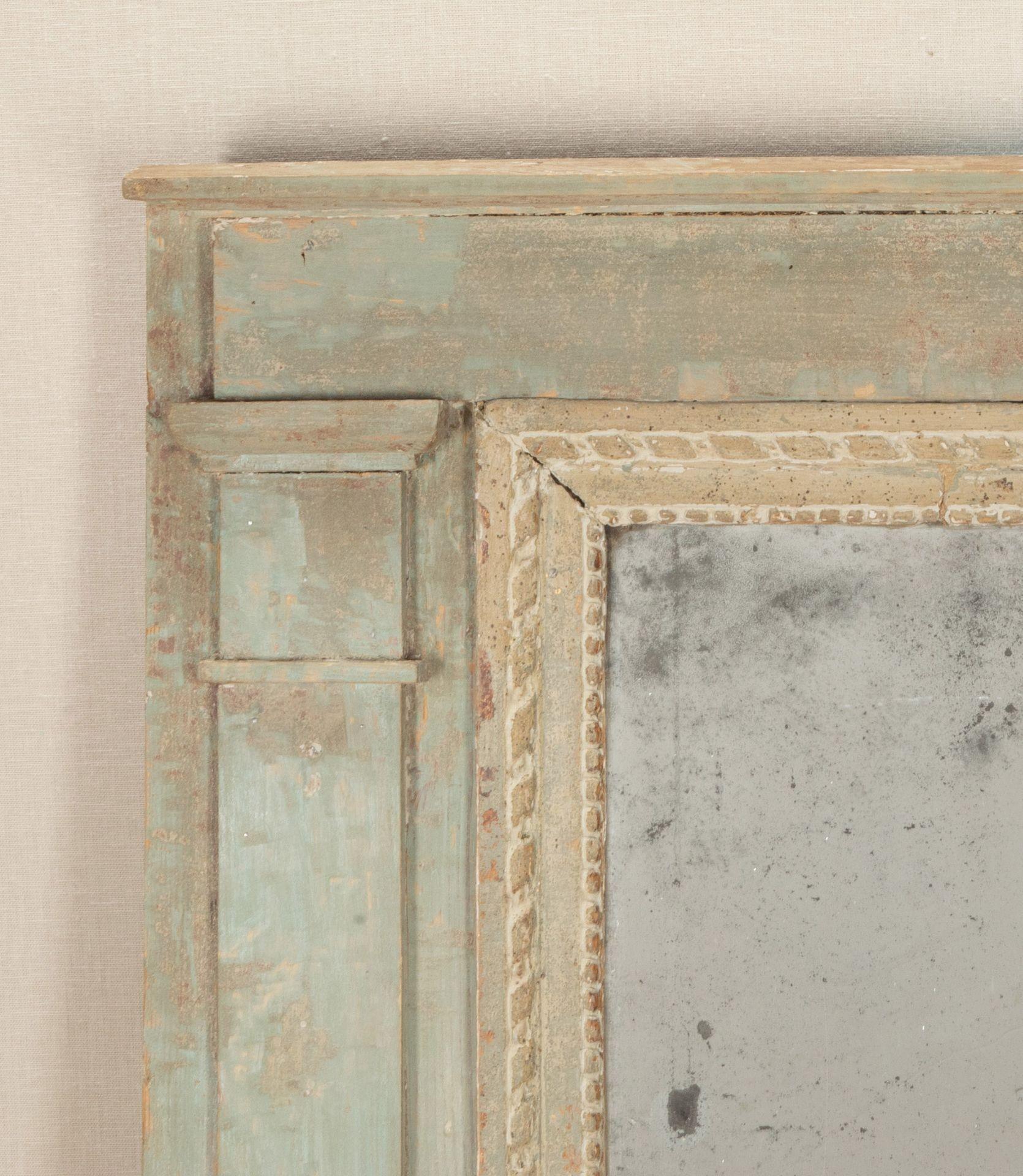 Trumeau français de la fin du XVIIIe siècle avec miroir d'origine et décoration peinte.