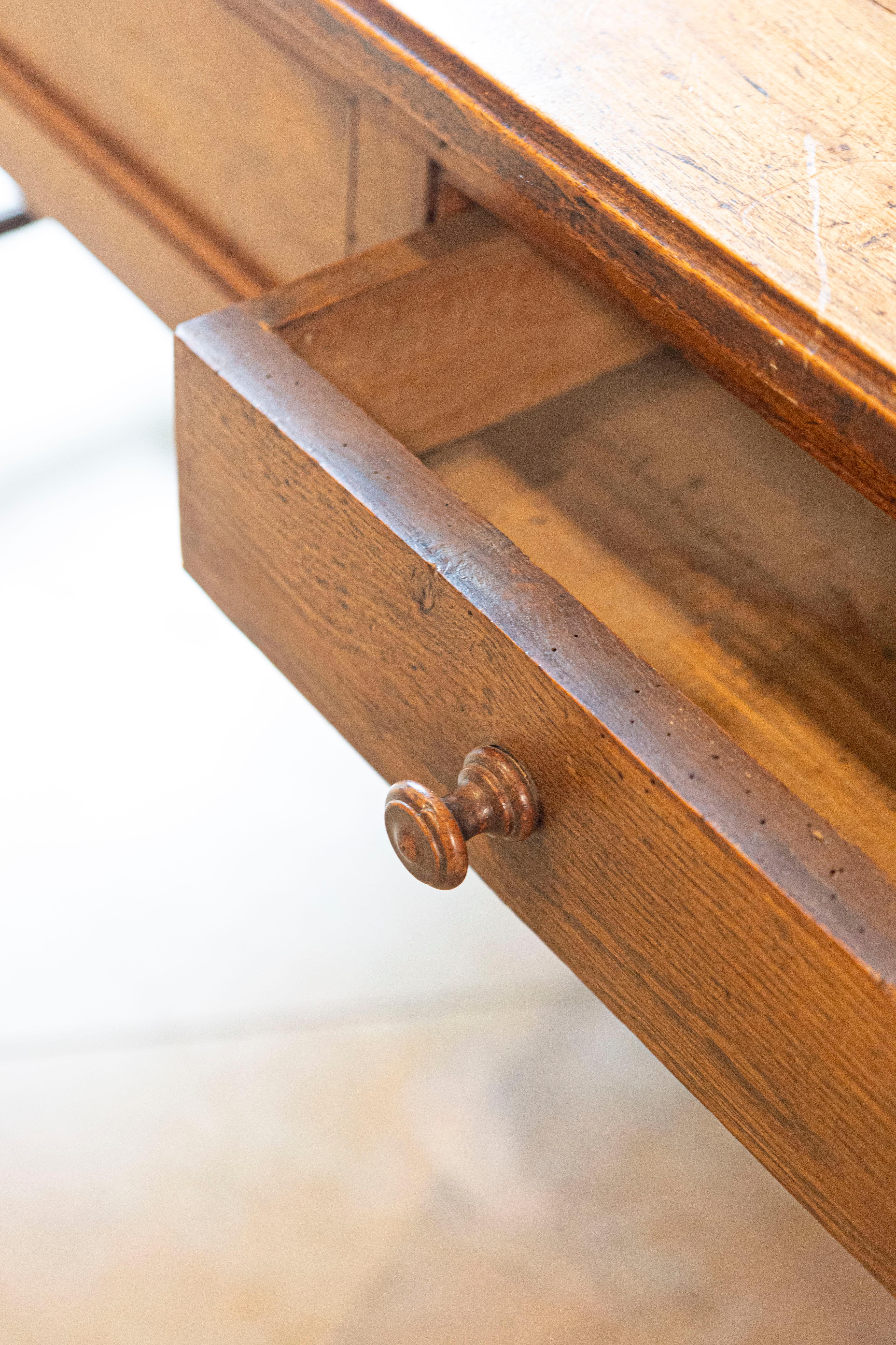 Mesa de sofá francesa de madera de nogal y acacia de finales del siglo XVIII con patas torneadas Francés en venta