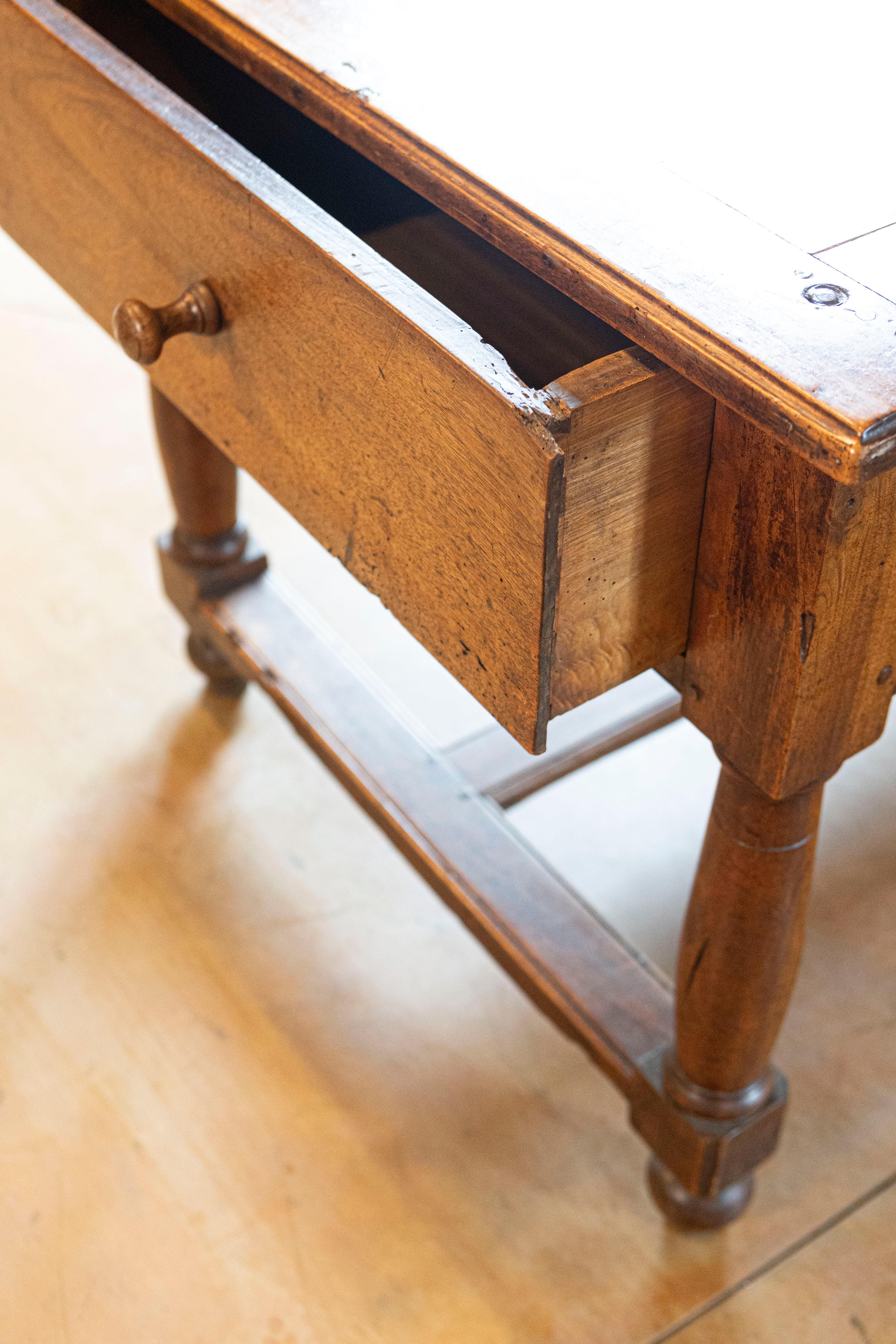 Mesa de sofá francesa de madera de nogal y acacia de finales del siglo XVIII con patas torneadas Madera en venta
