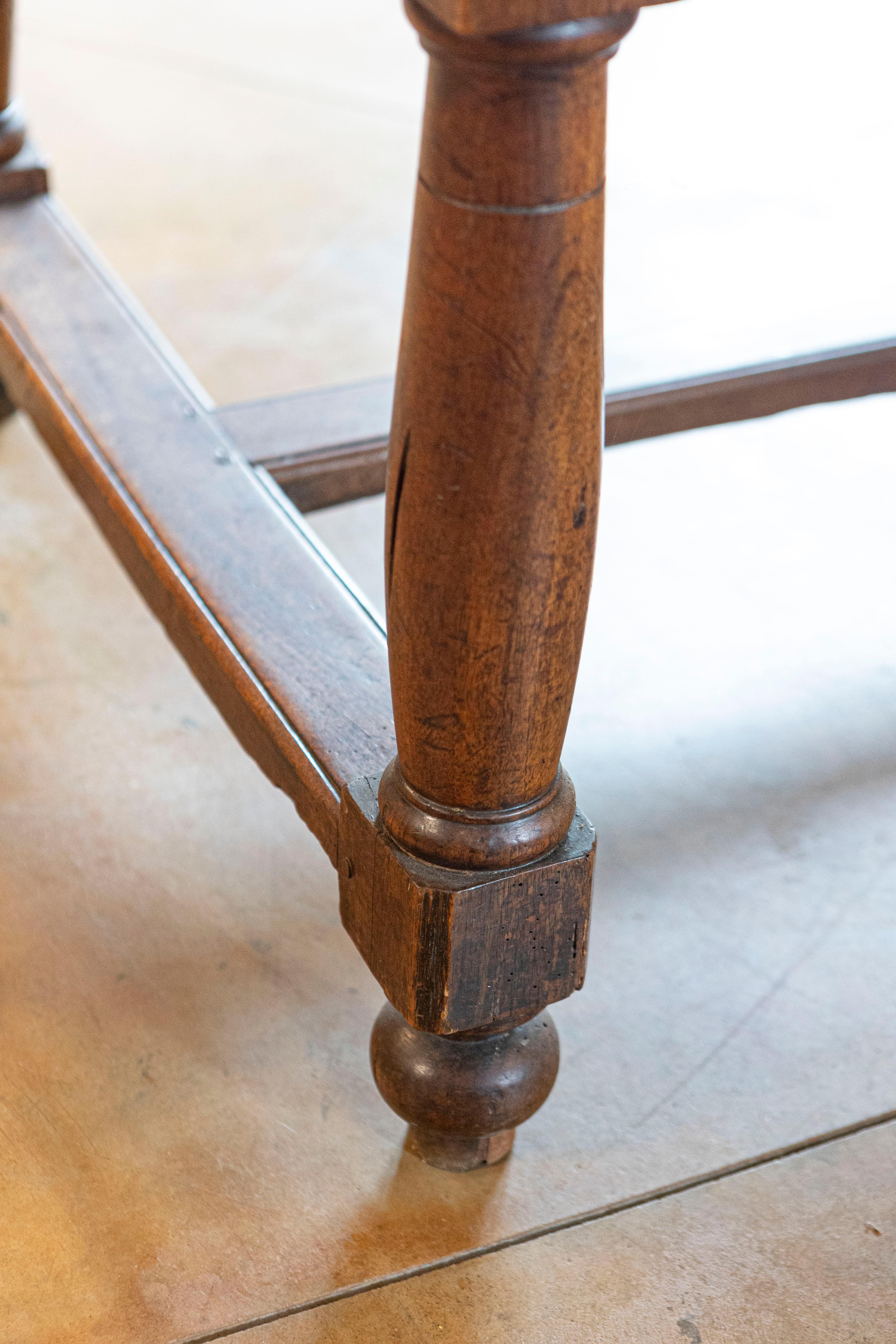 Mesa de sofá francesa de madera de nogal y acacia de finales del siglo XVIII con patas torneadas en venta 1