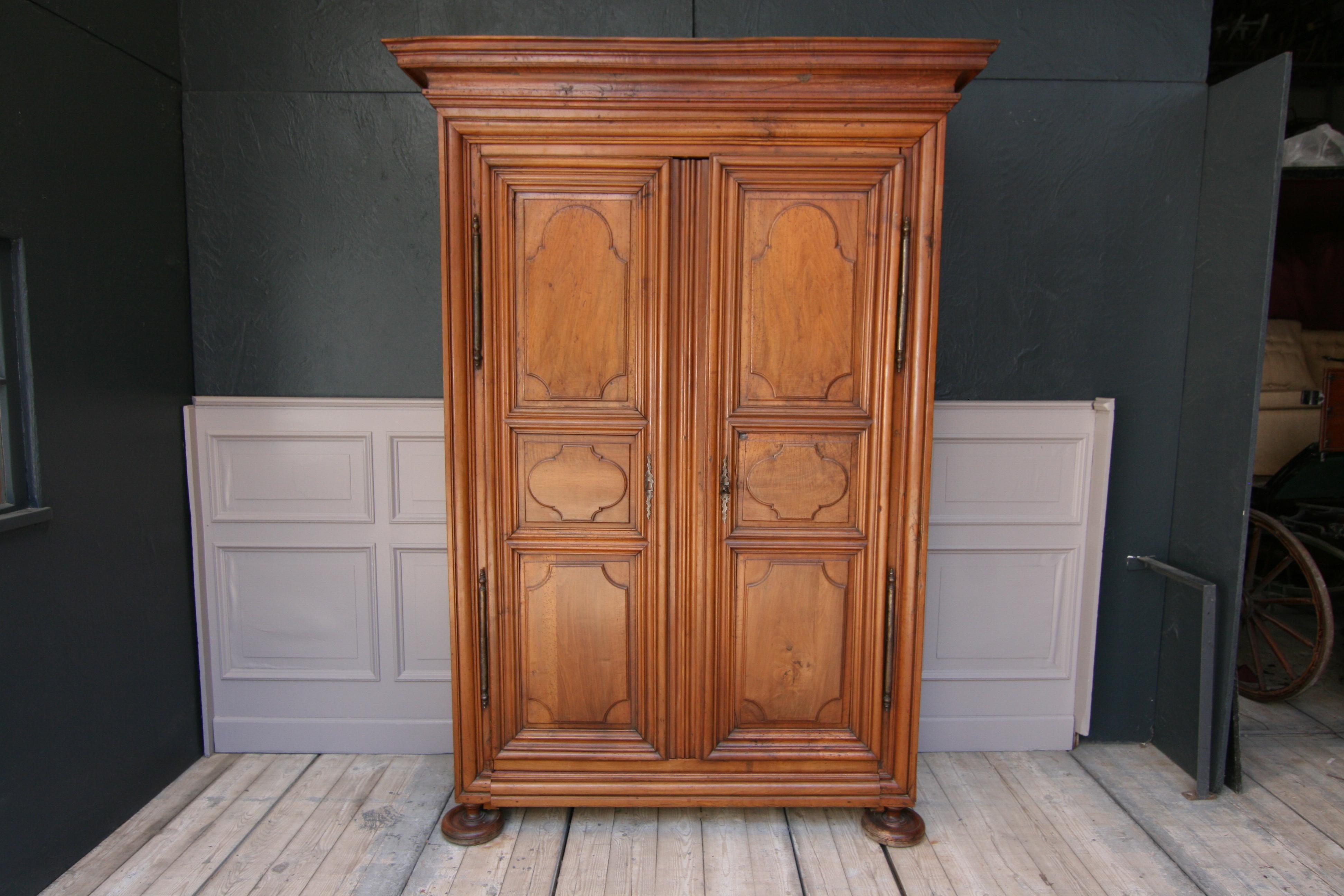 18th Century French Louis XIV Walnut Armoire In Good Condition In Dusseldorf, DE