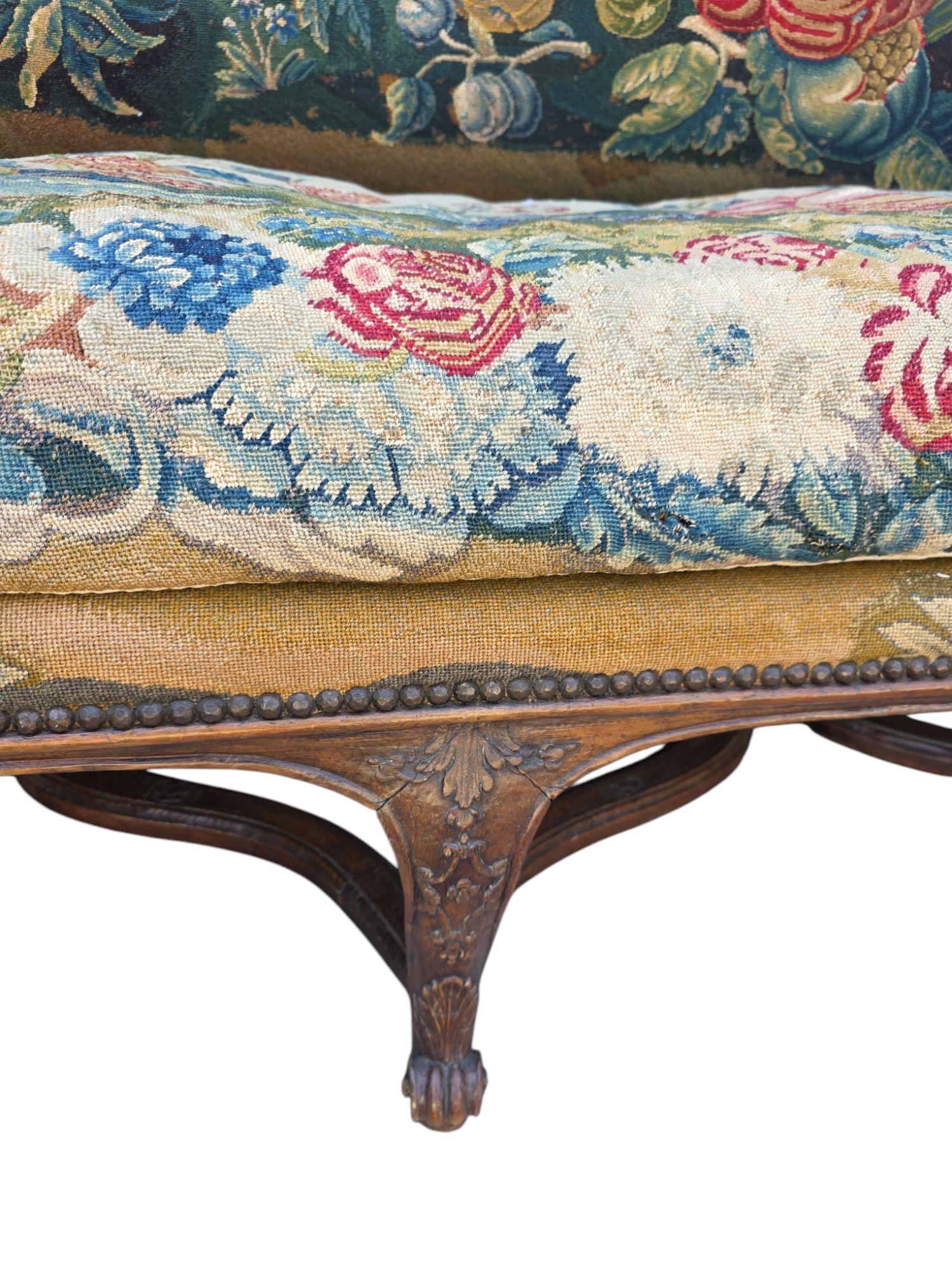 Französisches Canape aus Nussbaumholz aus dem späten 18. Jahrhundert mit originalem Petit Point im Angebot 4