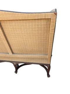 Canape francés de nogal de finales del siglo XVIII con petit point original