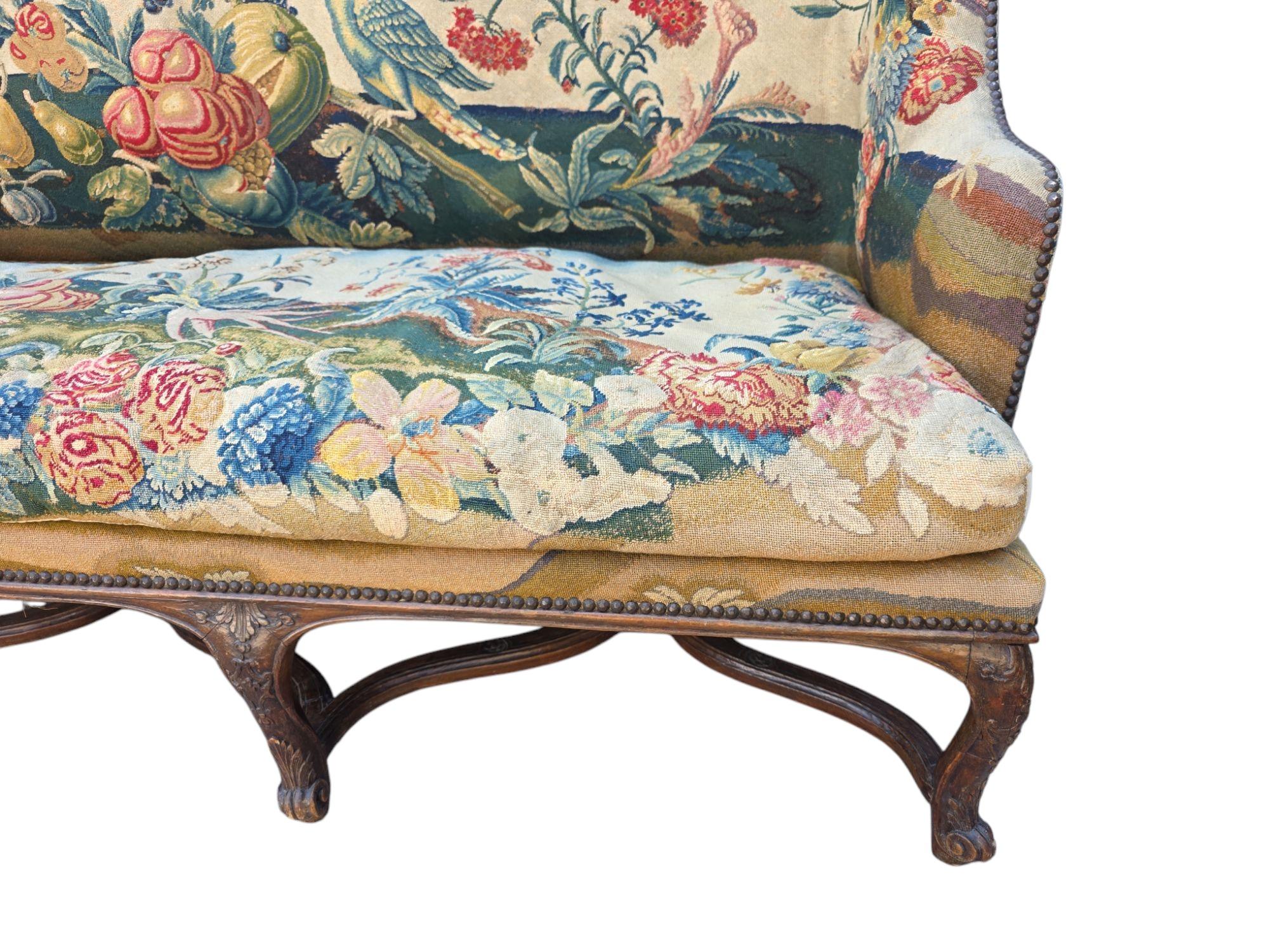 Französisches Canape aus Nussbaumholz aus dem späten 18. Jahrhundert mit originalem Petit Point (Handgefertigt) im Angebot