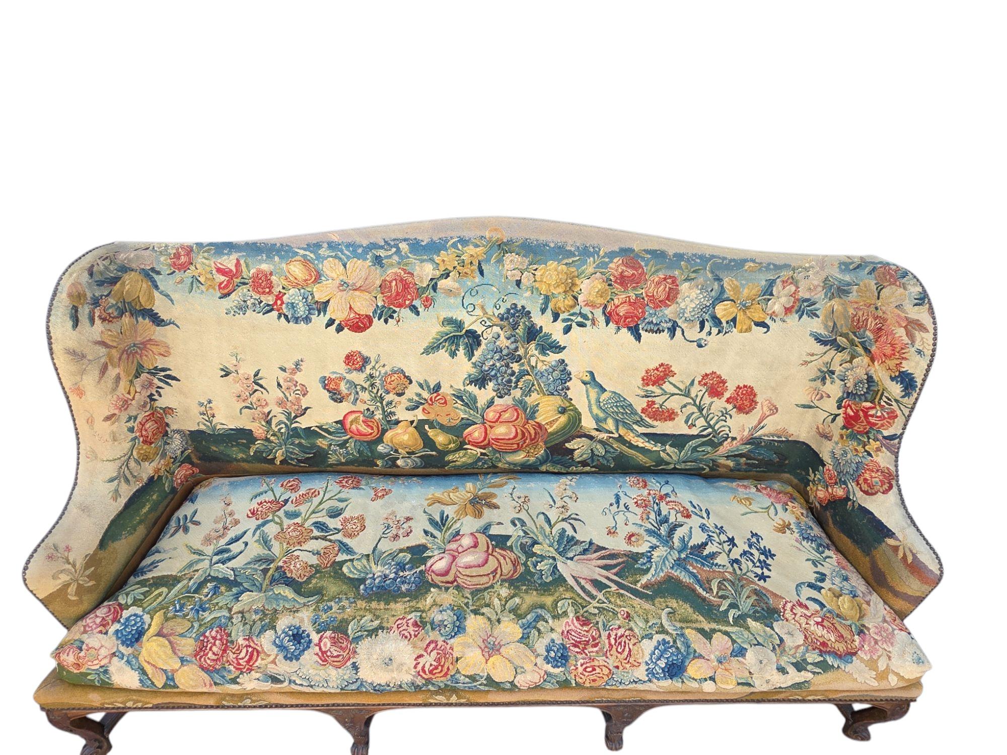 Französisches Canape aus Nussbaumholz aus dem späten 18. Jahrhundert mit originalem Petit Point (Holz) im Angebot