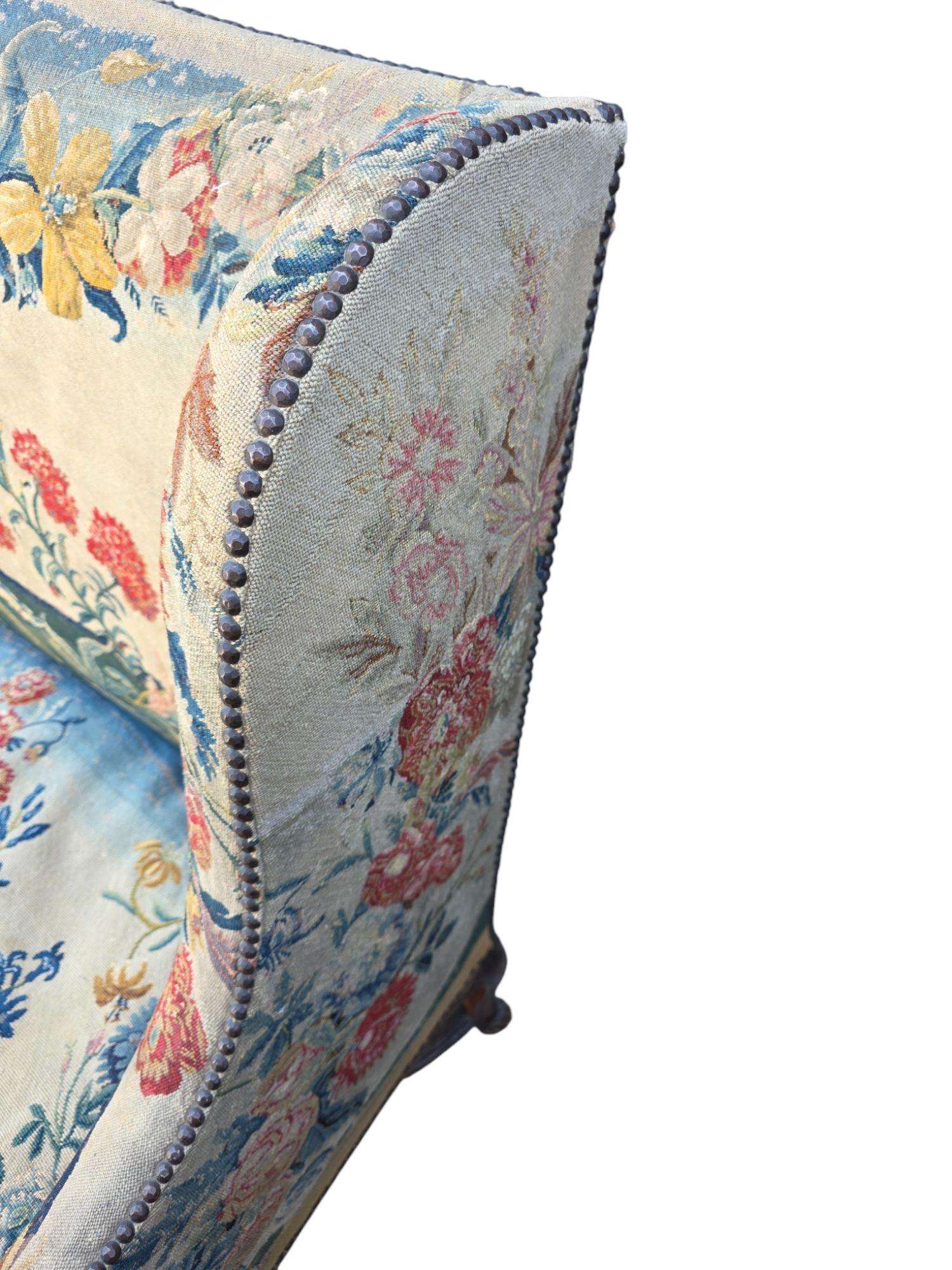 Französisches Canape aus Nussbaumholz aus dem späten 18. Jahrhundert mit originalem Petit Point im Angebot 2