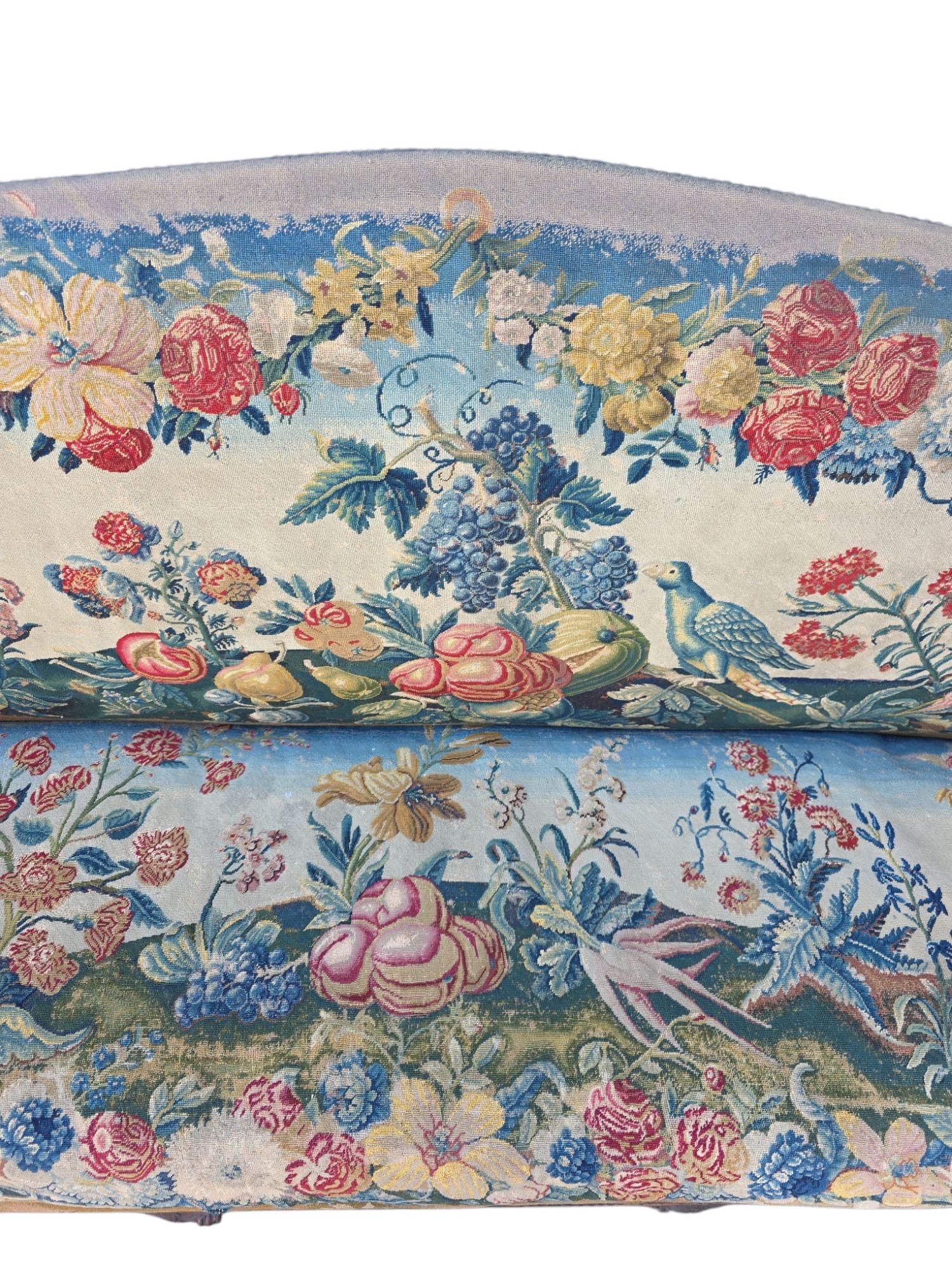 Französisches Canape aus Nussbaumholz aus dem späten 18. Jahrhundert mit originalem Petit Point im Angebot 3
