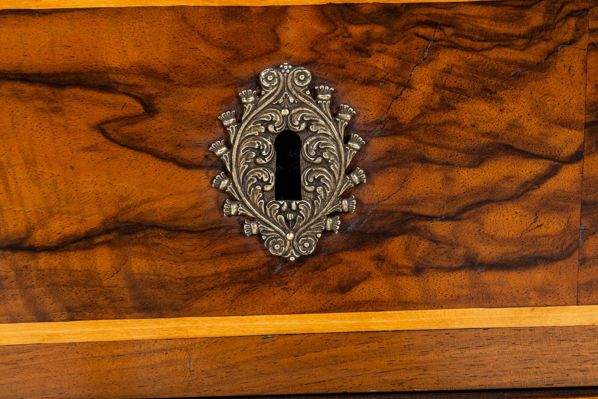 Late 18th Century French Walnut Commode In Excellent Condition For Sale In Gloucestershire, GB