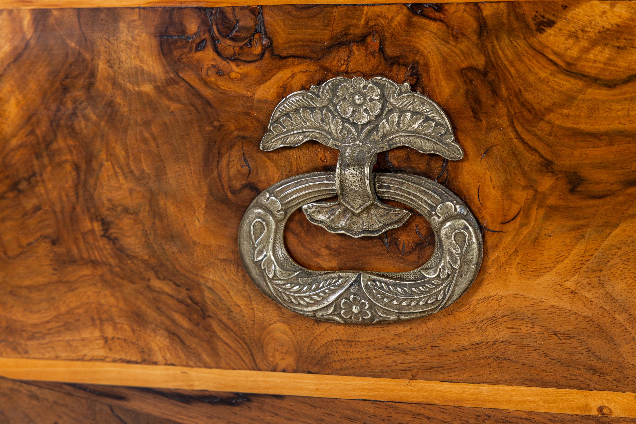Late 18th Century French Walnut Commode For Sale 1