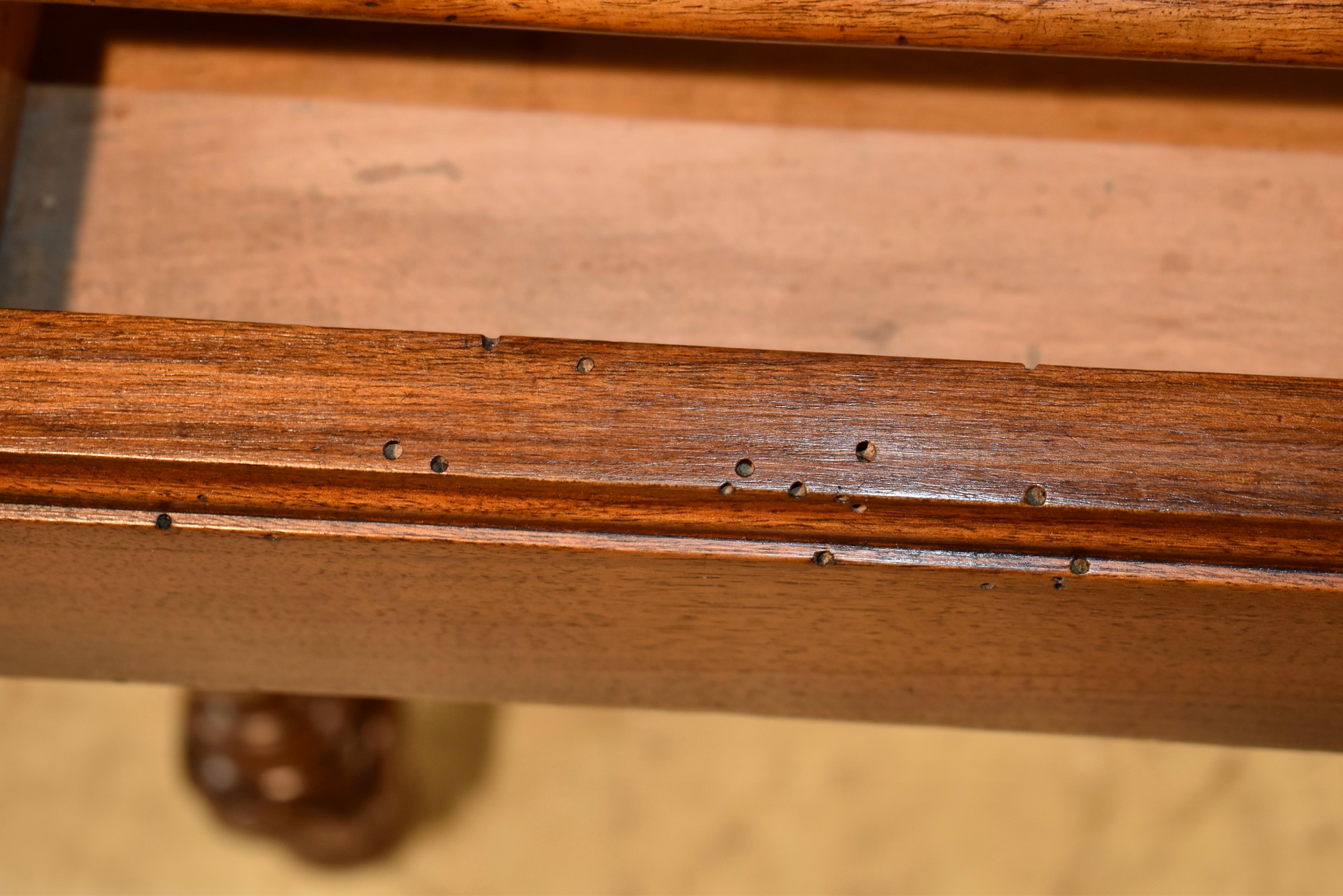 Table d'appoint en noyer de la fin du XVIIIe siècle en vente 4