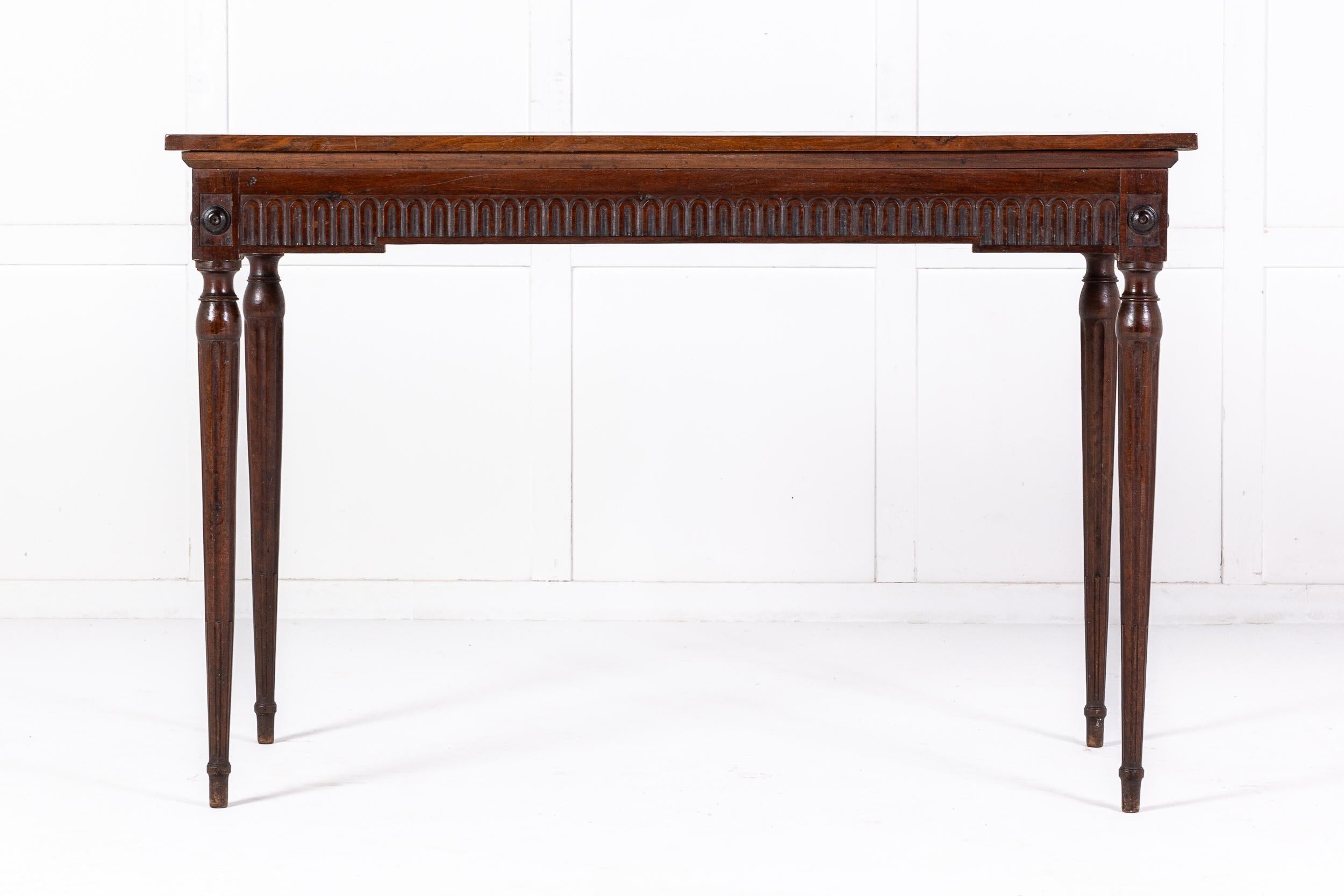 Ein stilvoller Beistelltisch aus französischem Nussbaumholz aus dem späten 18.

Dieser schöne Tisch aus dem 18. Jahrhundert aus der Zeit Ludwigs XVI. ist ein sehr raffiniertes Möbelstück. Die rechteckige, überhängende Platte ist schön gemasert und