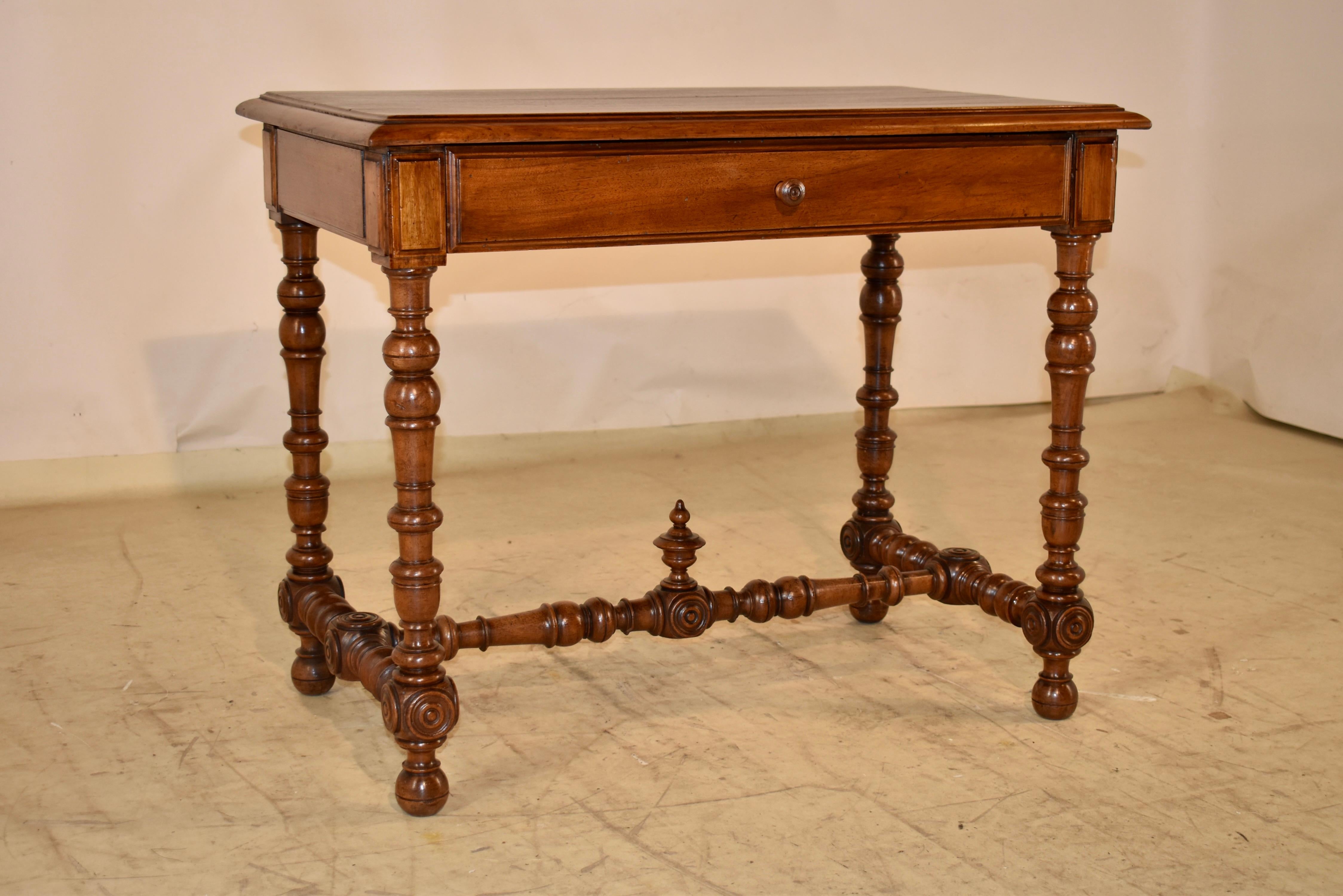 Table d'appoint en noyer d'époque Louis XVI, France, fin du XVIIIe siècle.  La table est fabriquée en bois de noyer.  Le plateau a un bord moulé et biseauté et est merveilleusement grainé.  Le plateau descend jusqu'à un simple tablier et contient un