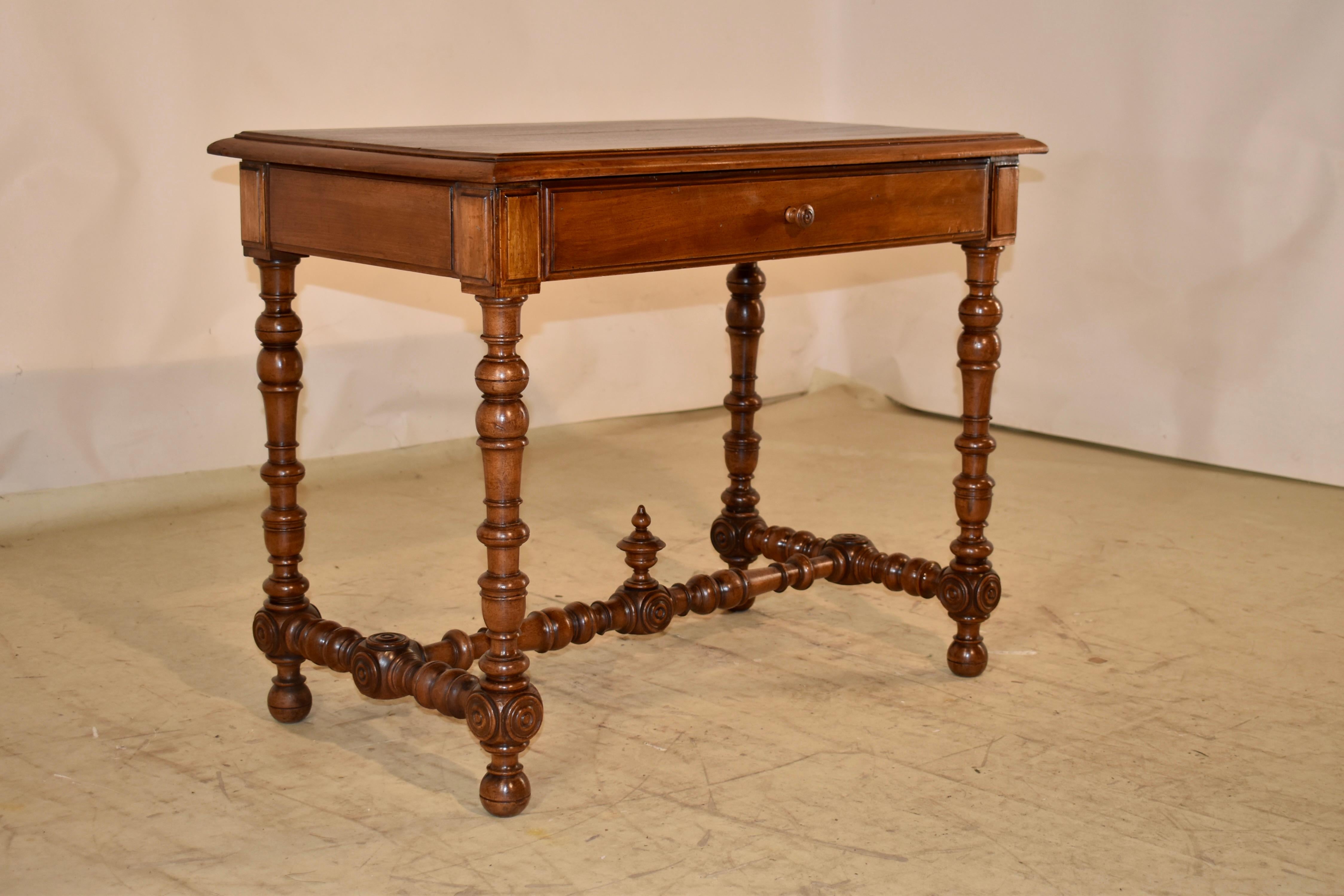 Louis XVI Table d'appoint en noyer de la fin du XVIIIe siècle en vente