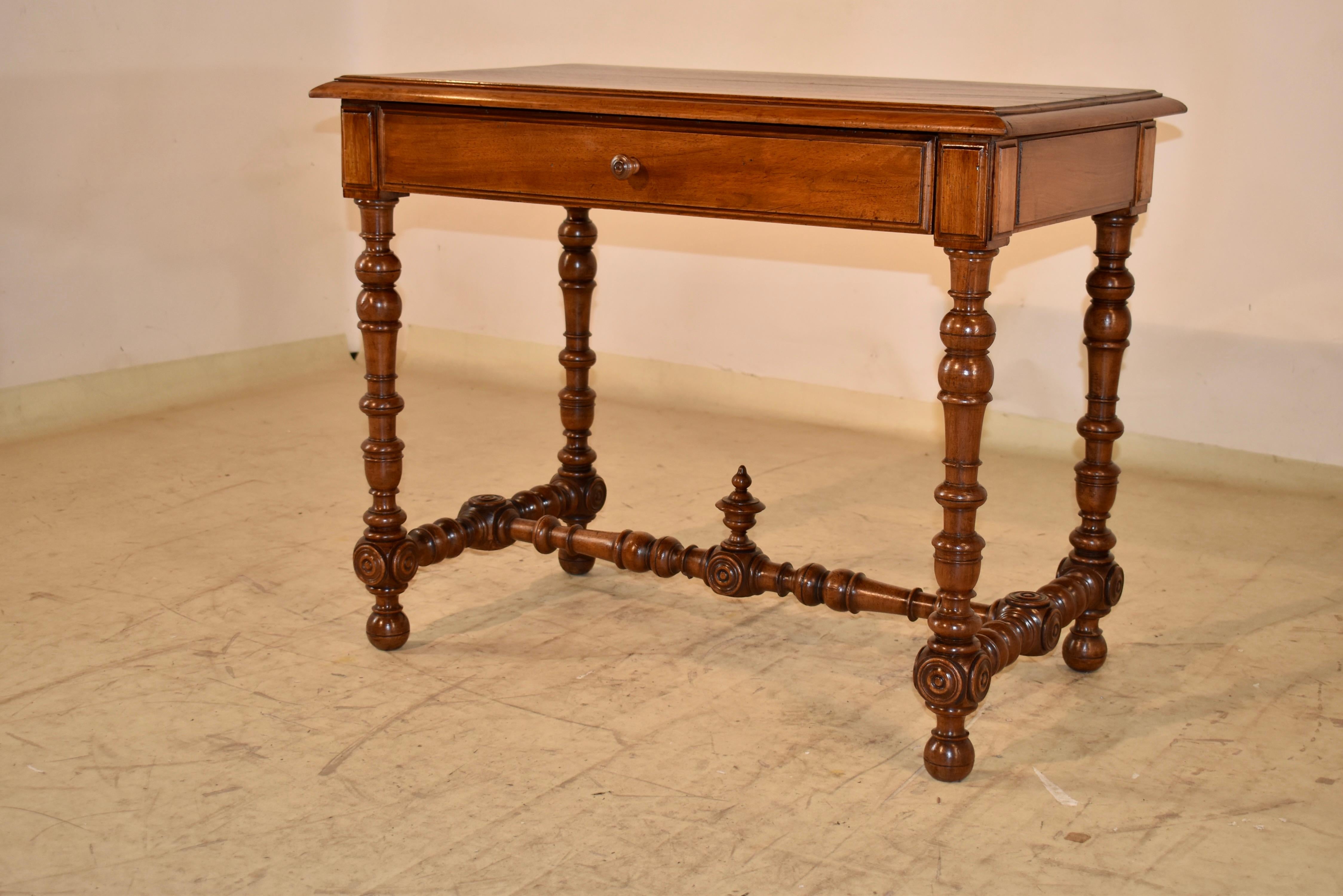 Tourné Table d'appoint en noyer de la fin du XVIIIe siècle en vente