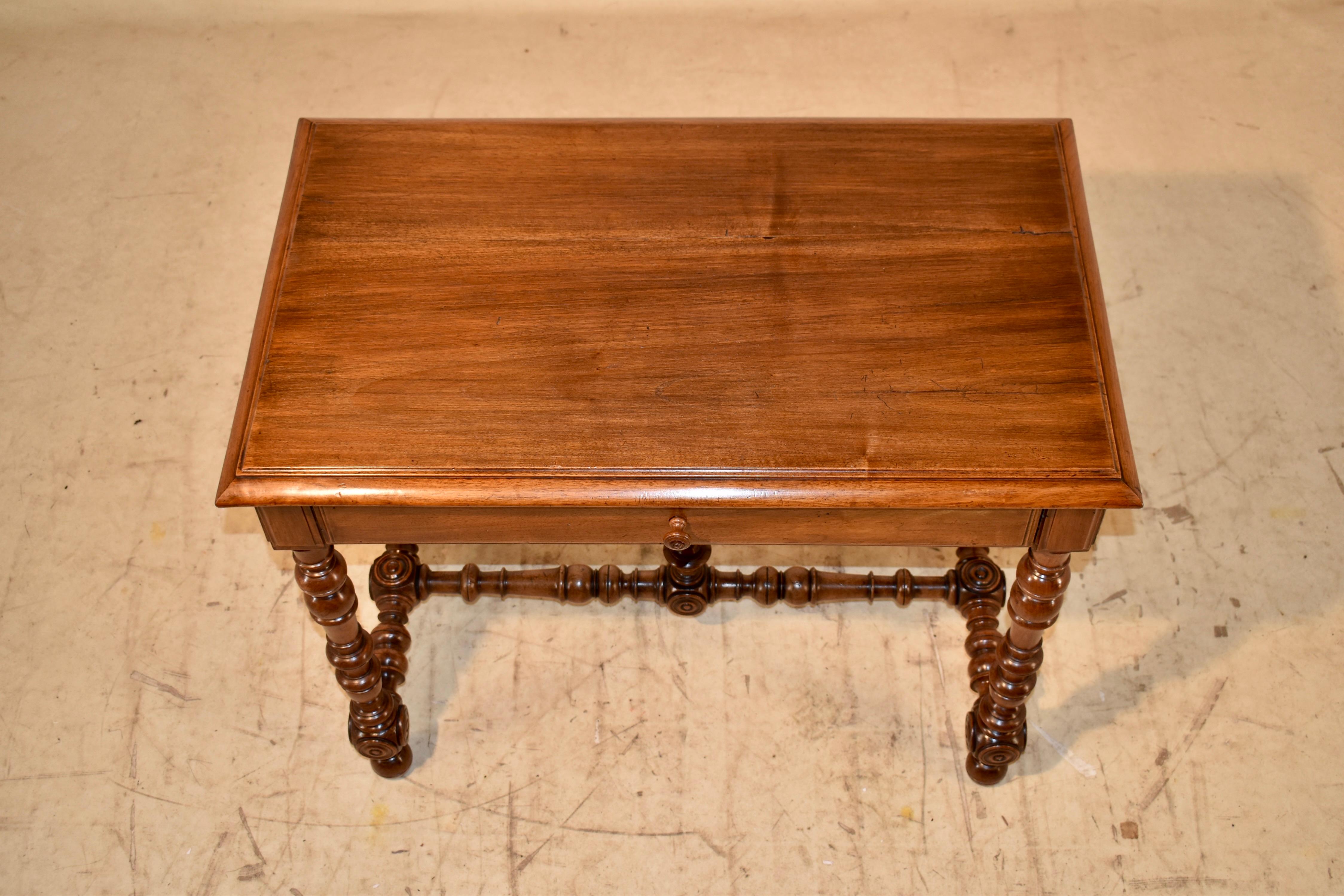 Noyer Table d'appoint en noyer de la fin du XVIIIe siècle en vente