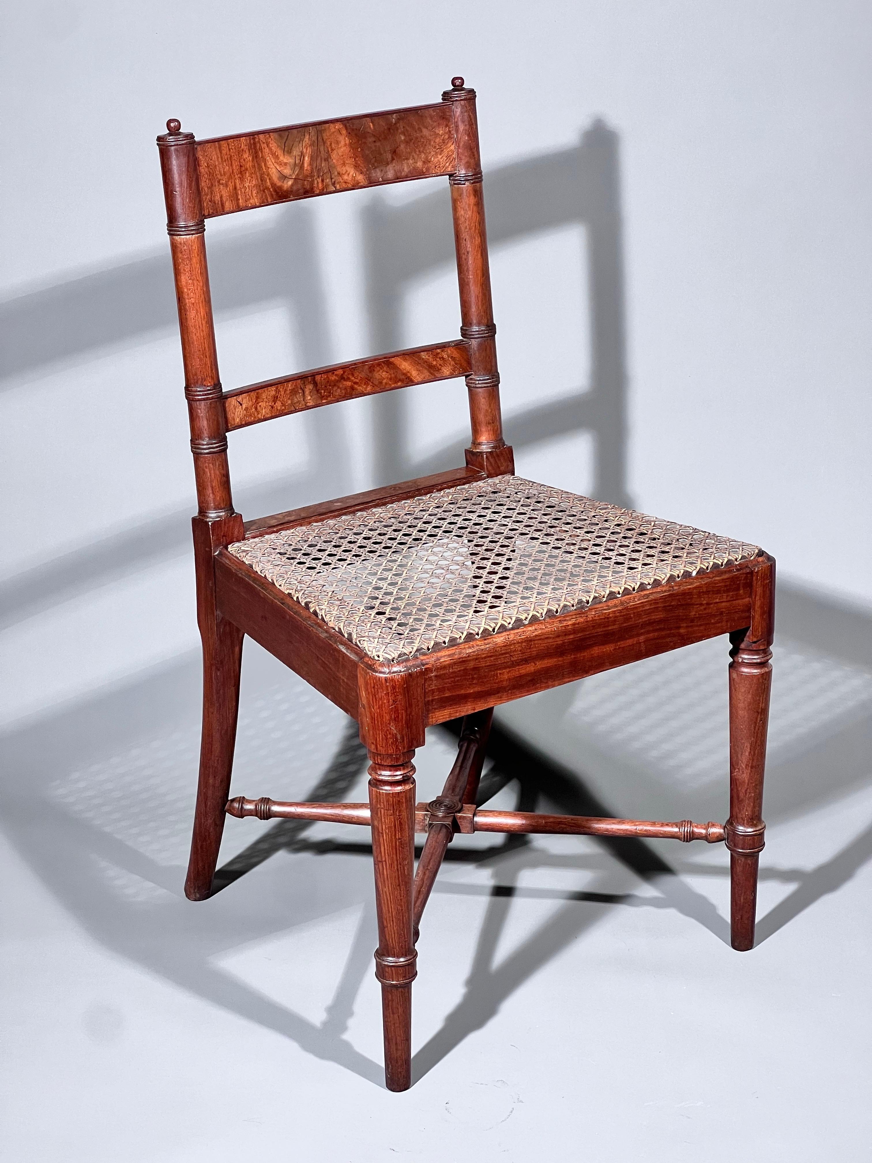 Set di sei sedie da pranzo di epoca Giorgio III della fine del XVIII secolo con sedili incannucciati, attribuibili a Gillows. Inghilterra, circa 1795.

Perché ci piacciono

L'inaspettata freschezza e modernità del loro design, insieme alla superba