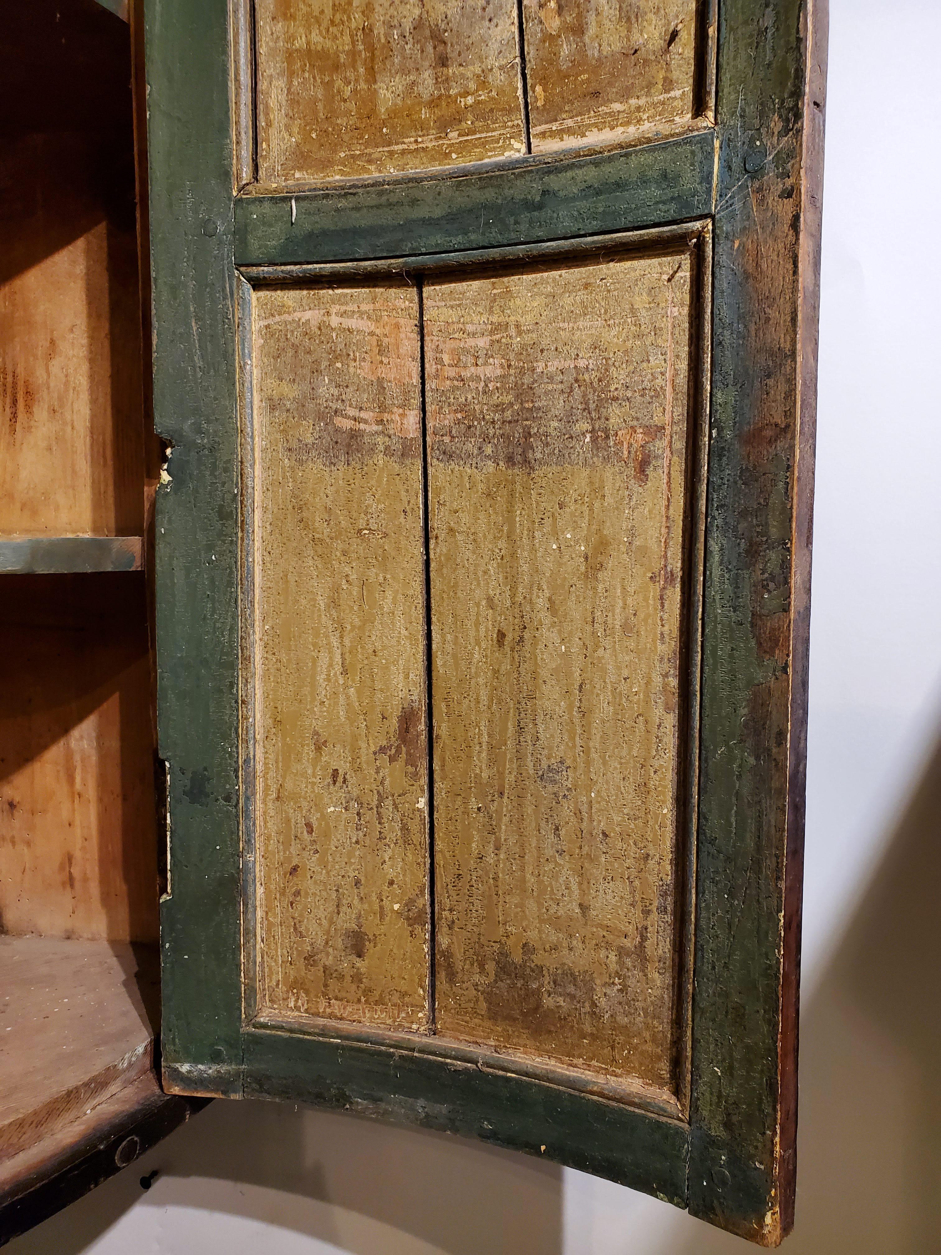 Late 18th Century George III English Bow Front Beech Wood Corner Cupboard For Sale 8