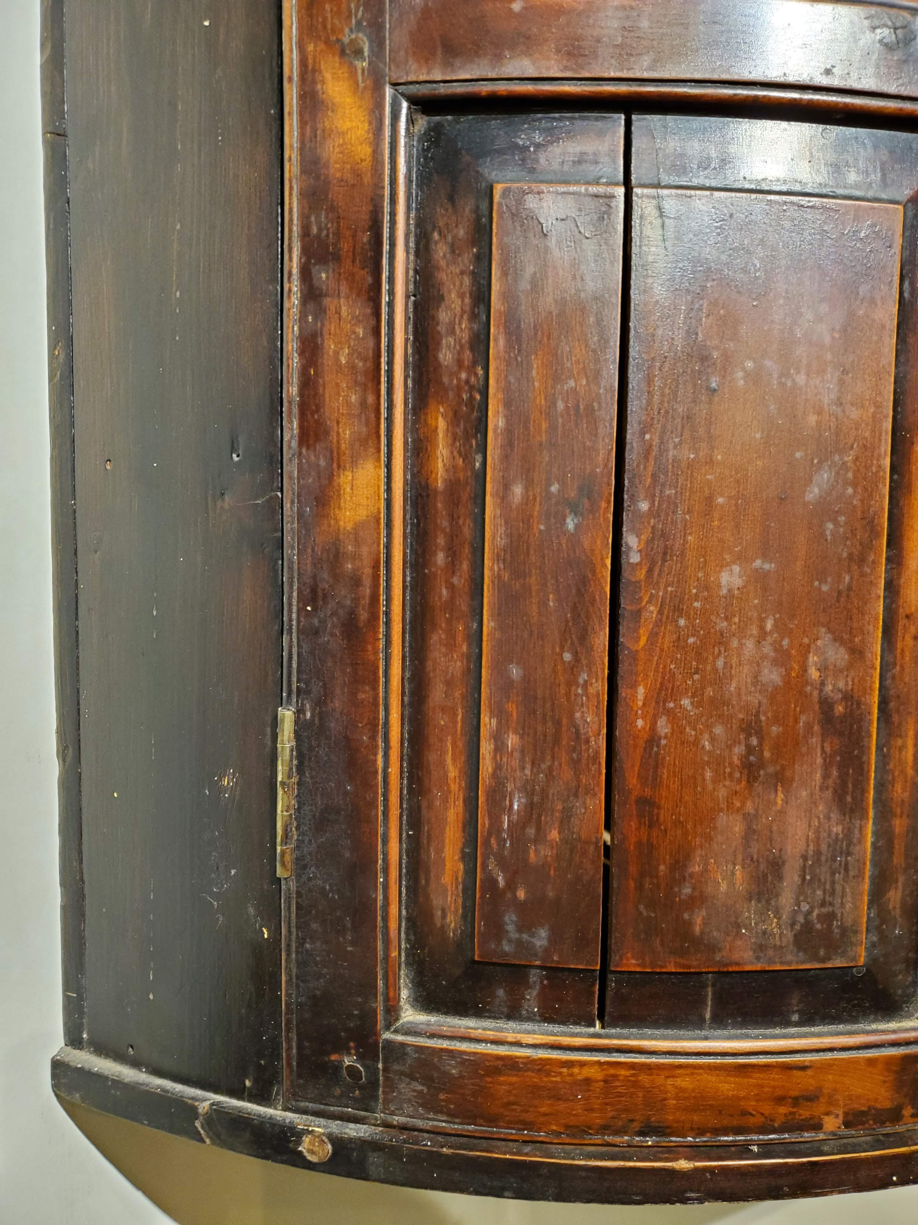 Late 18th Century George III English Bow Front Beech Wood Corner Cupboard In Good Condition For Sale In Middleburg, VA