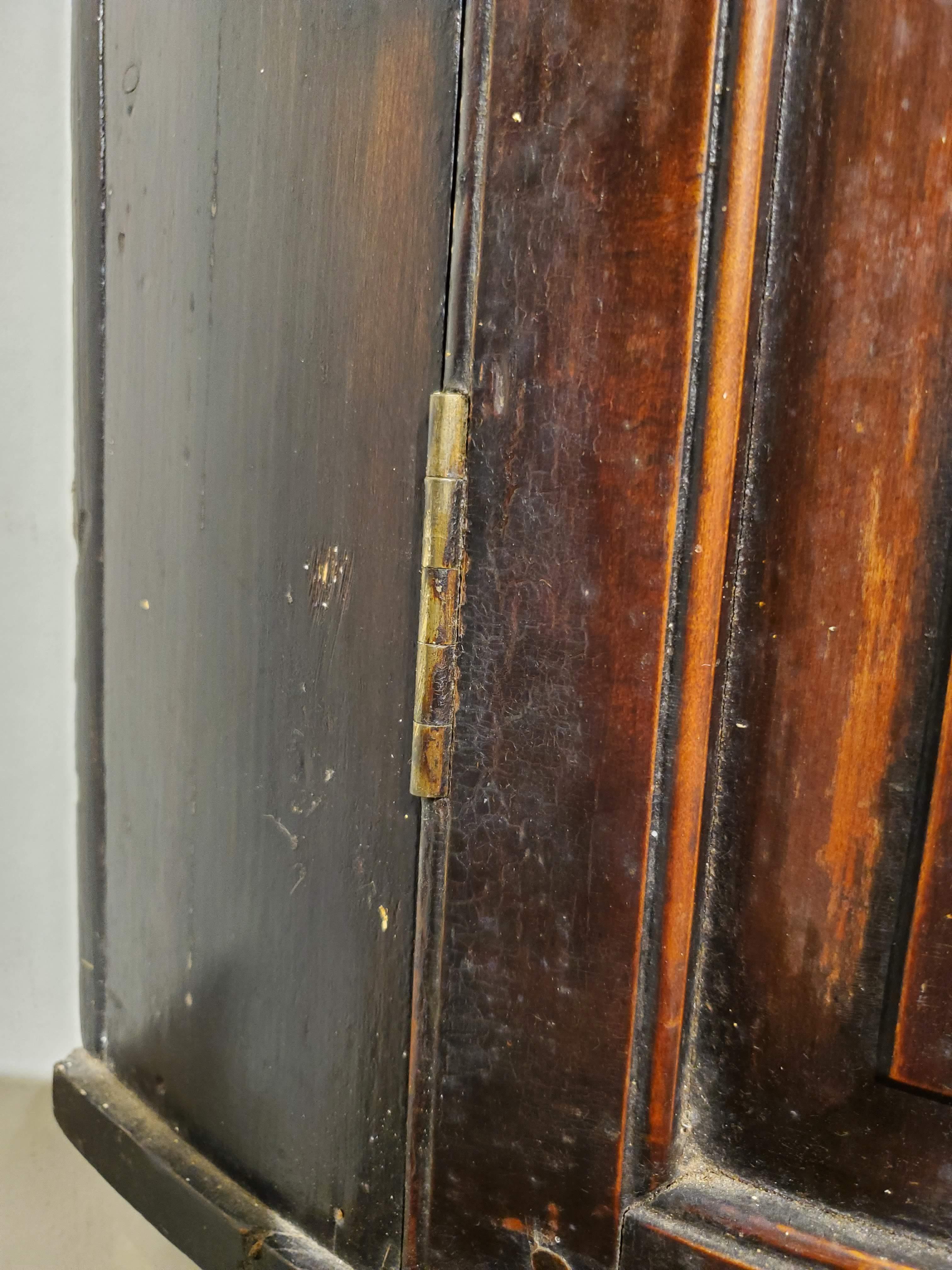 Spätes 18. Jahrhundert George III Englisch Bow Front Buche Wood Corner Cupboard im Zustand „Gut“ im Angebot in Middleburg, VA