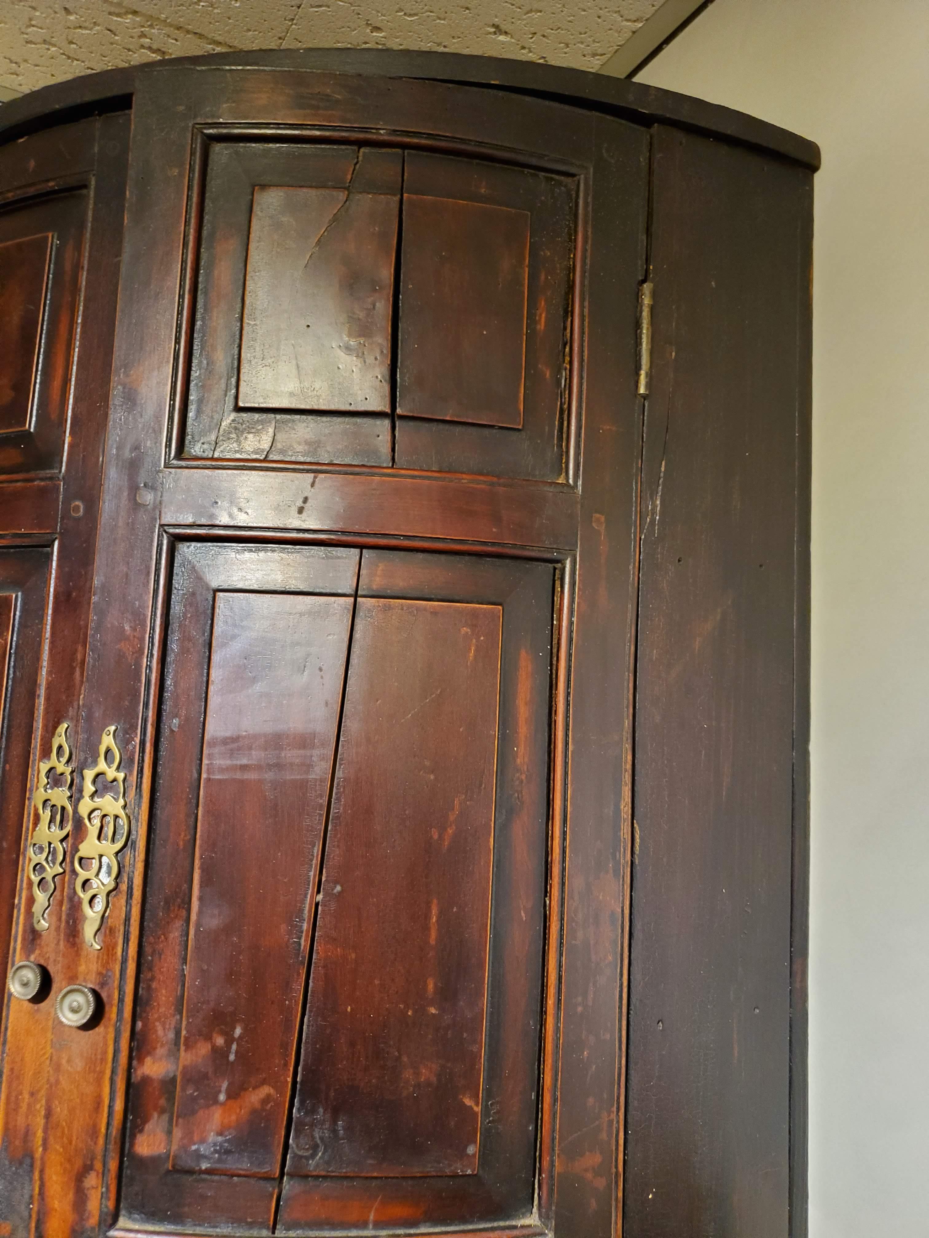 Late 18th Century George III English Bow Front Beech Wood Corner Cupboard For Sale 2