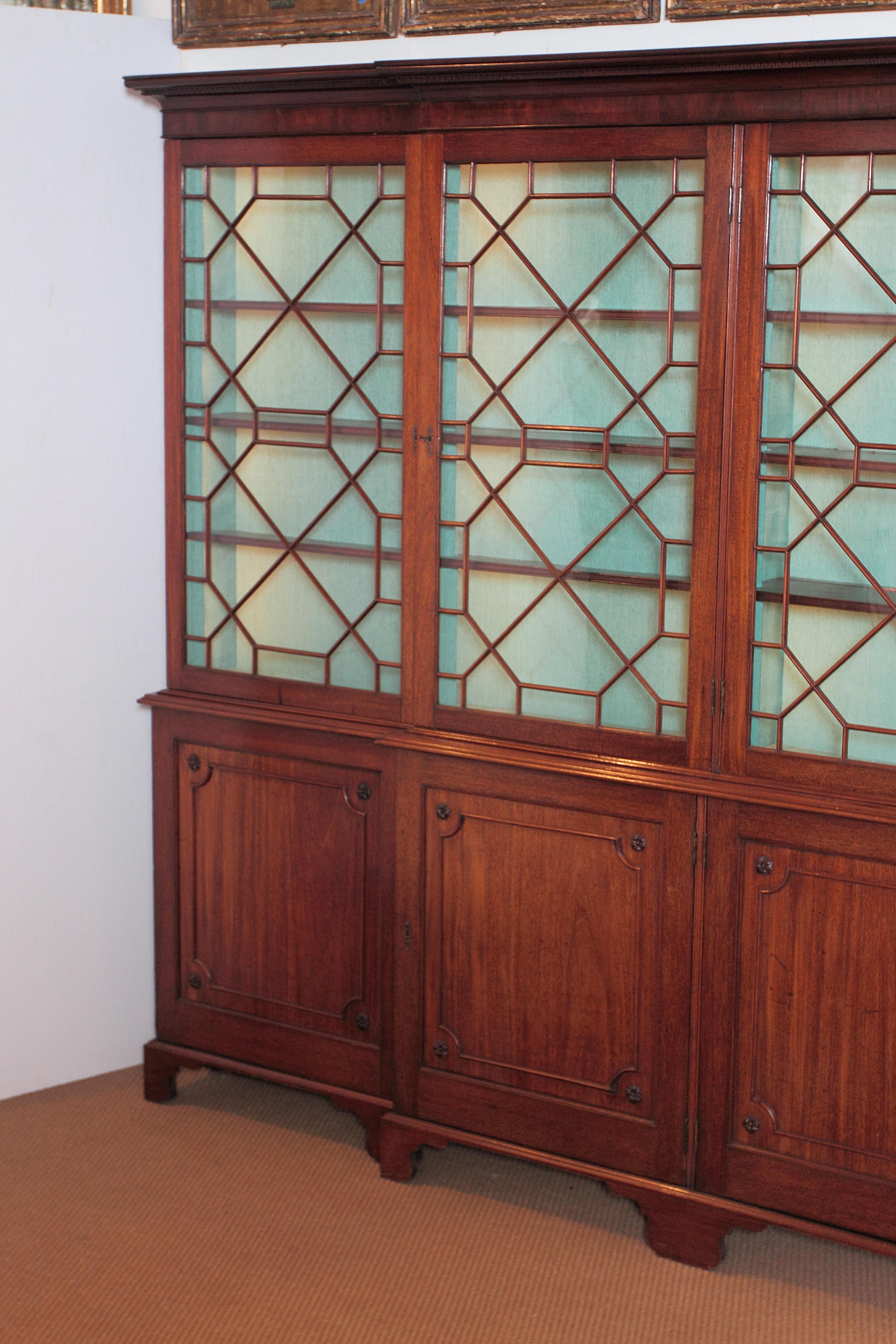 Late 18th Century George III Mahogany Breakfront In Good Condition In Dallas, TX