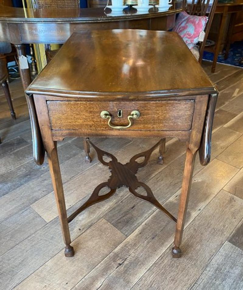 Late 18th century George III mahogany Pembroke drop-leaf occasional table.
Lovely unusually shaped top with decorative brace.
England, circa 1780
Measures: 28