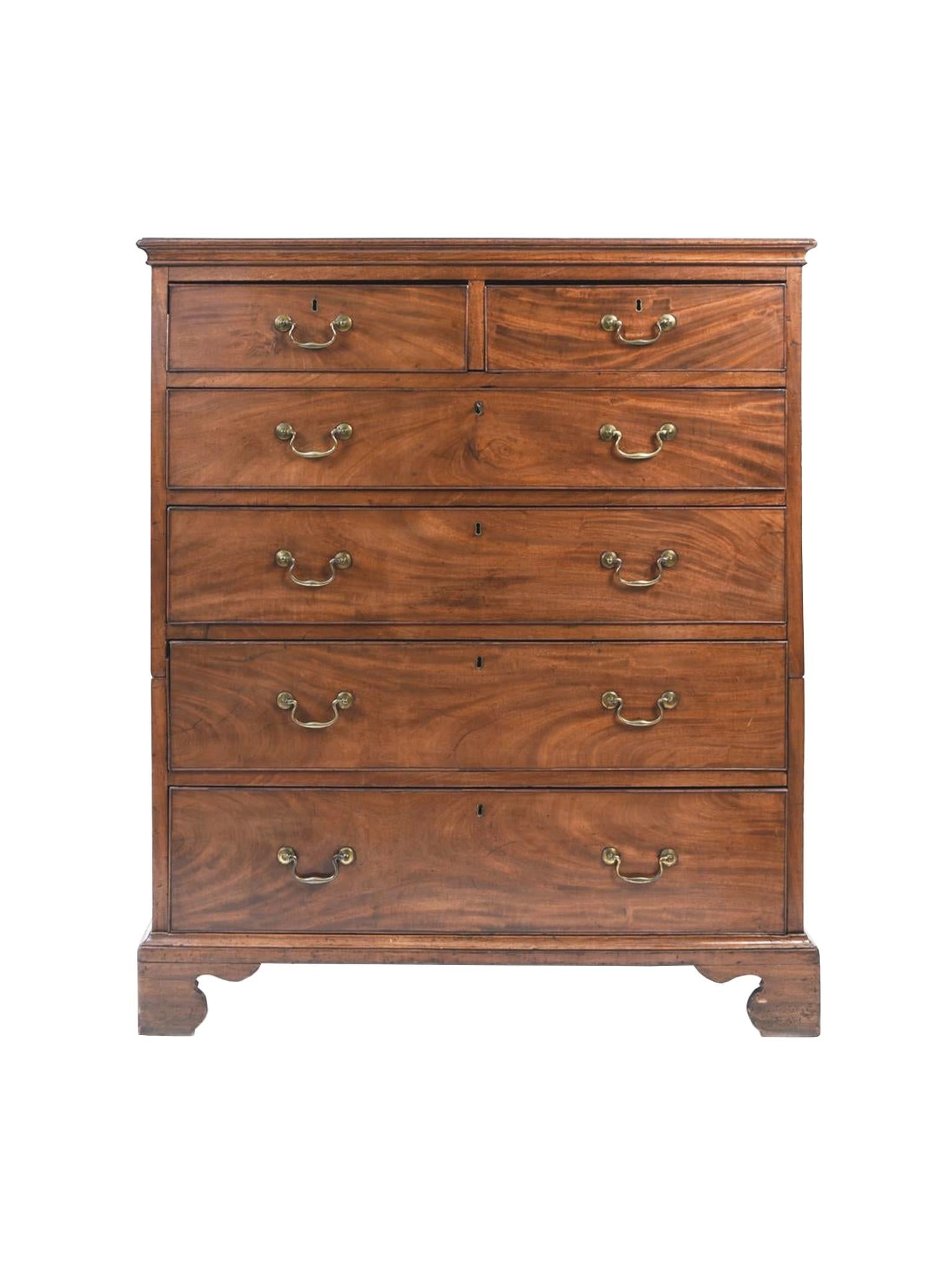 A beautiful Georgian chest of drawers hand-crafted from a warm-toned mahogany wood and equipped with brass bail pulls. Made in England, 1770s-1780s. It is constructed with two sections: the upper section is a flattop with 2 small drawers atop 2