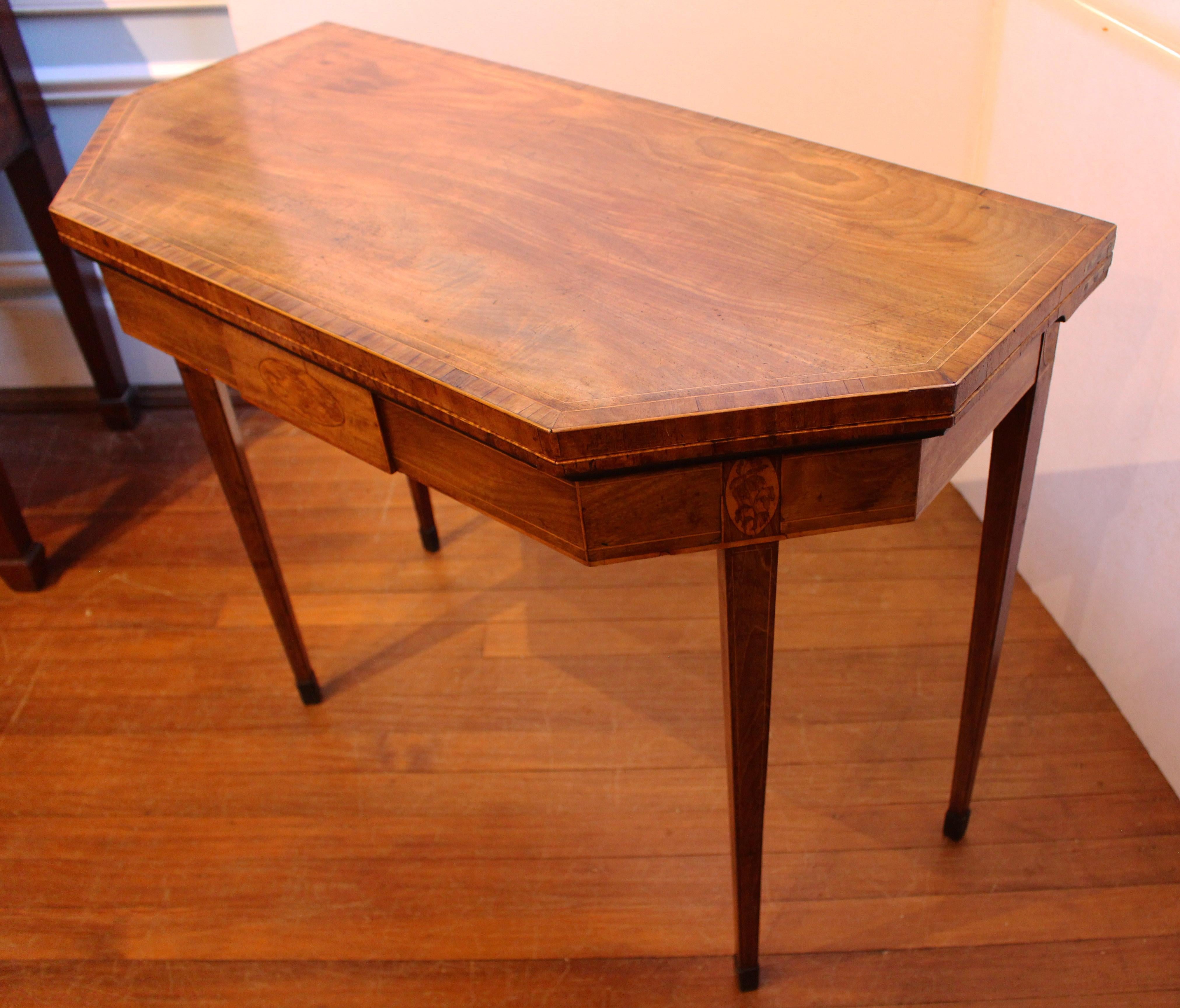 Late 18th Century, Georgian Double-Gated Fold-Top Card Table In Good Condition In Chapel Hill, NC