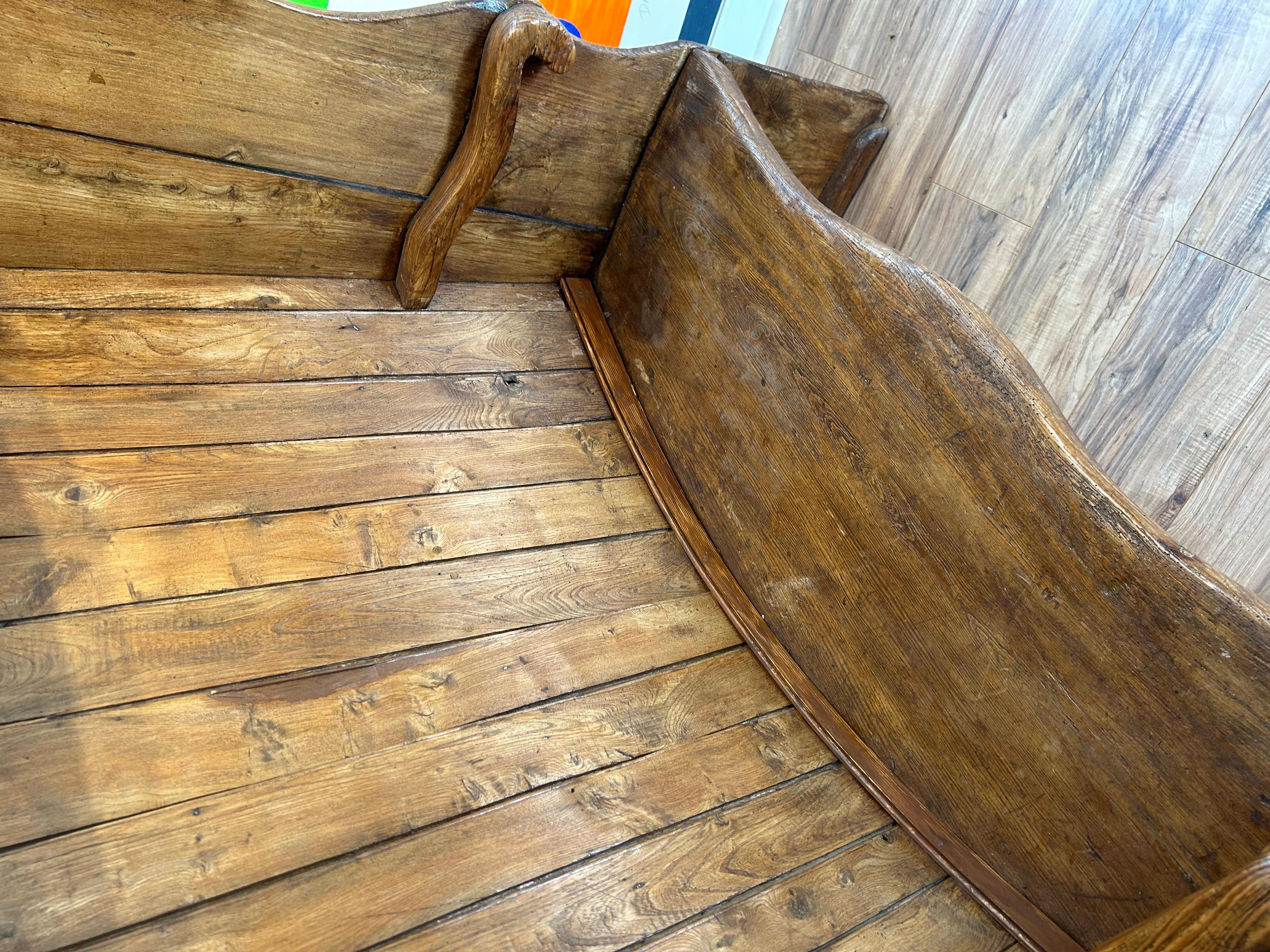 Late 18th Century Georgian Elm Settle In Excellent Condition For Sale In Middleburg, VA