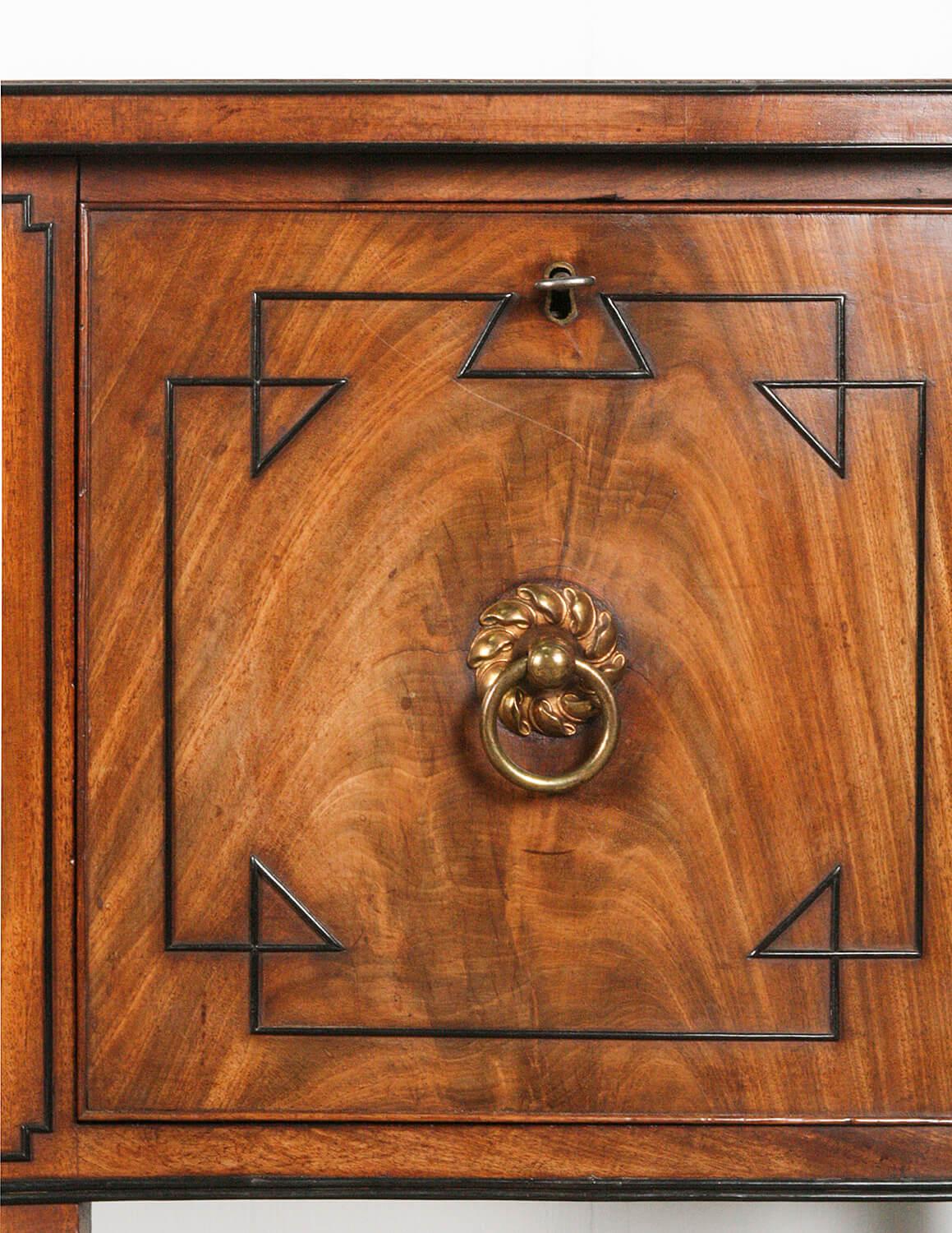 Late 18th Century Georgian English Bow Front Sideboard In Good Condition For Sale In Casteren, Noord-Brabant