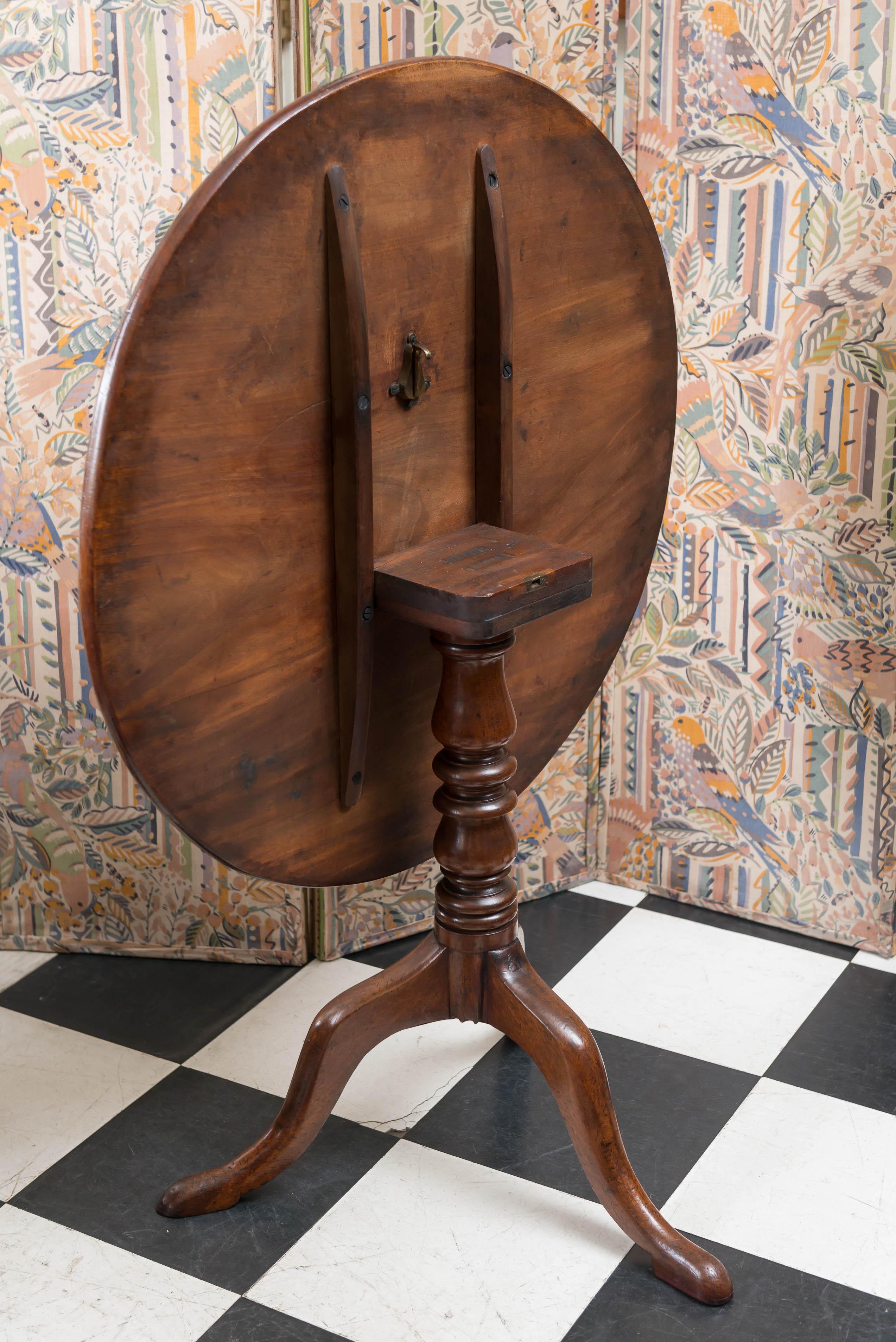 Late 18th century Georgian faded mahogany tea table on tripod base, circa 1790.
Single broad board top. Retains an old unrestored finish and age distress markings.
Highly arched, graceful legs with a simple foot and ring form turned support.
Old