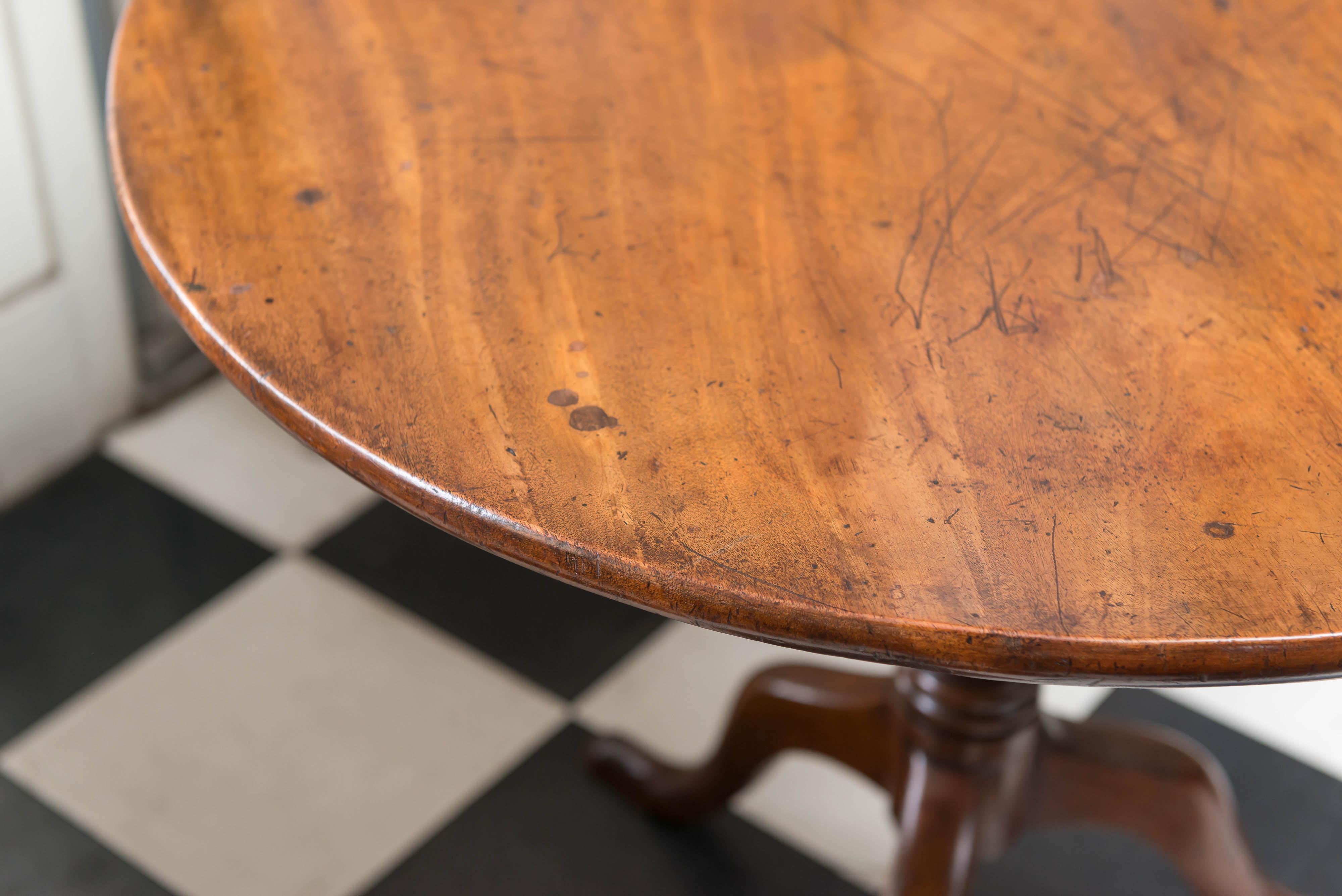 Late 18th Century Georgian Faded Mahogany Tea Table on Tripod Base In Distressed Condition In San Francisco, CA