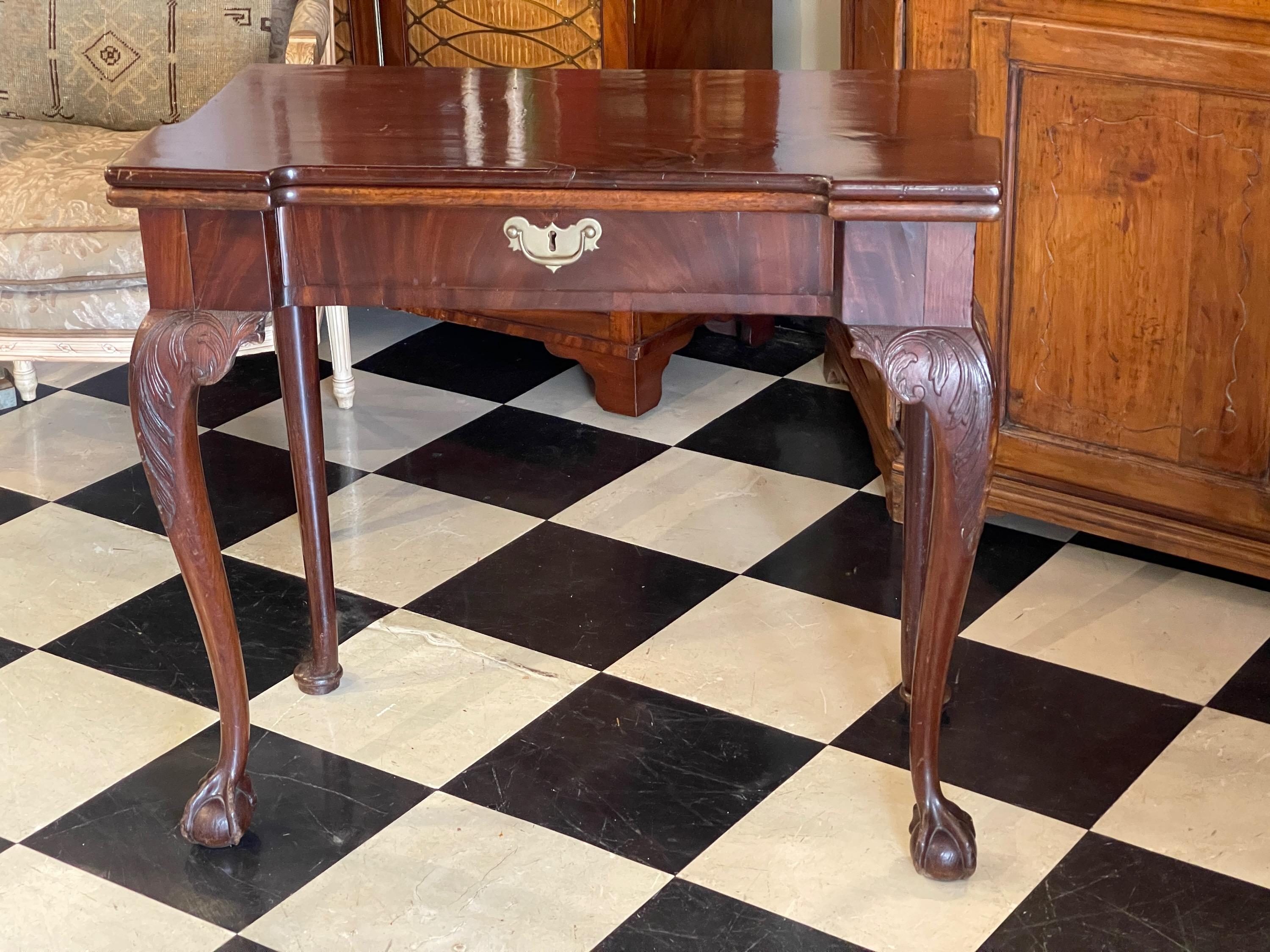 Britannique Table de jeu en acajou de la fin du XVIIIe siècle, de style géorgien en vente