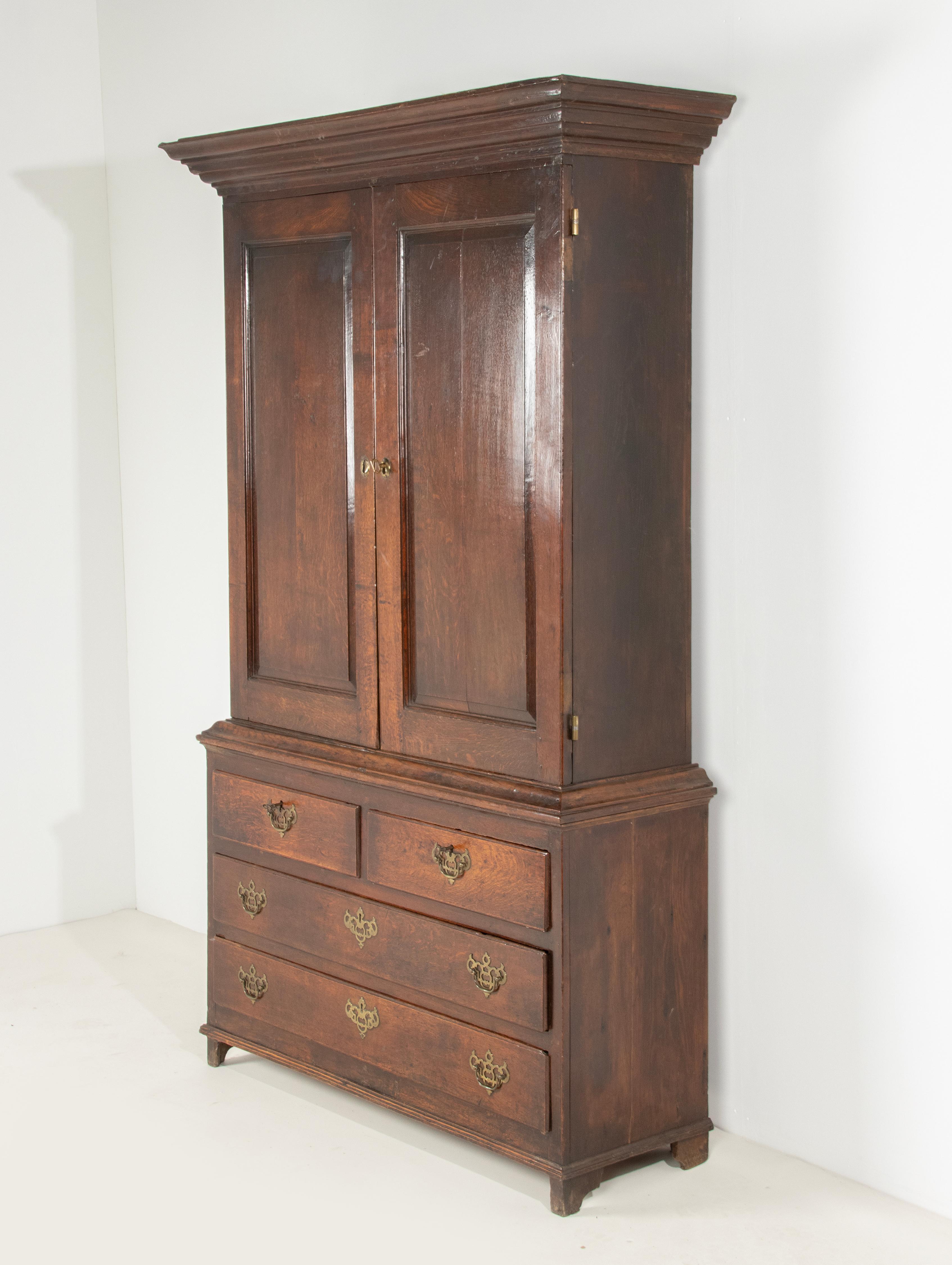 Cabinet / armoire en chêne de la fin du 18e siècle de style géorgien en vente 2