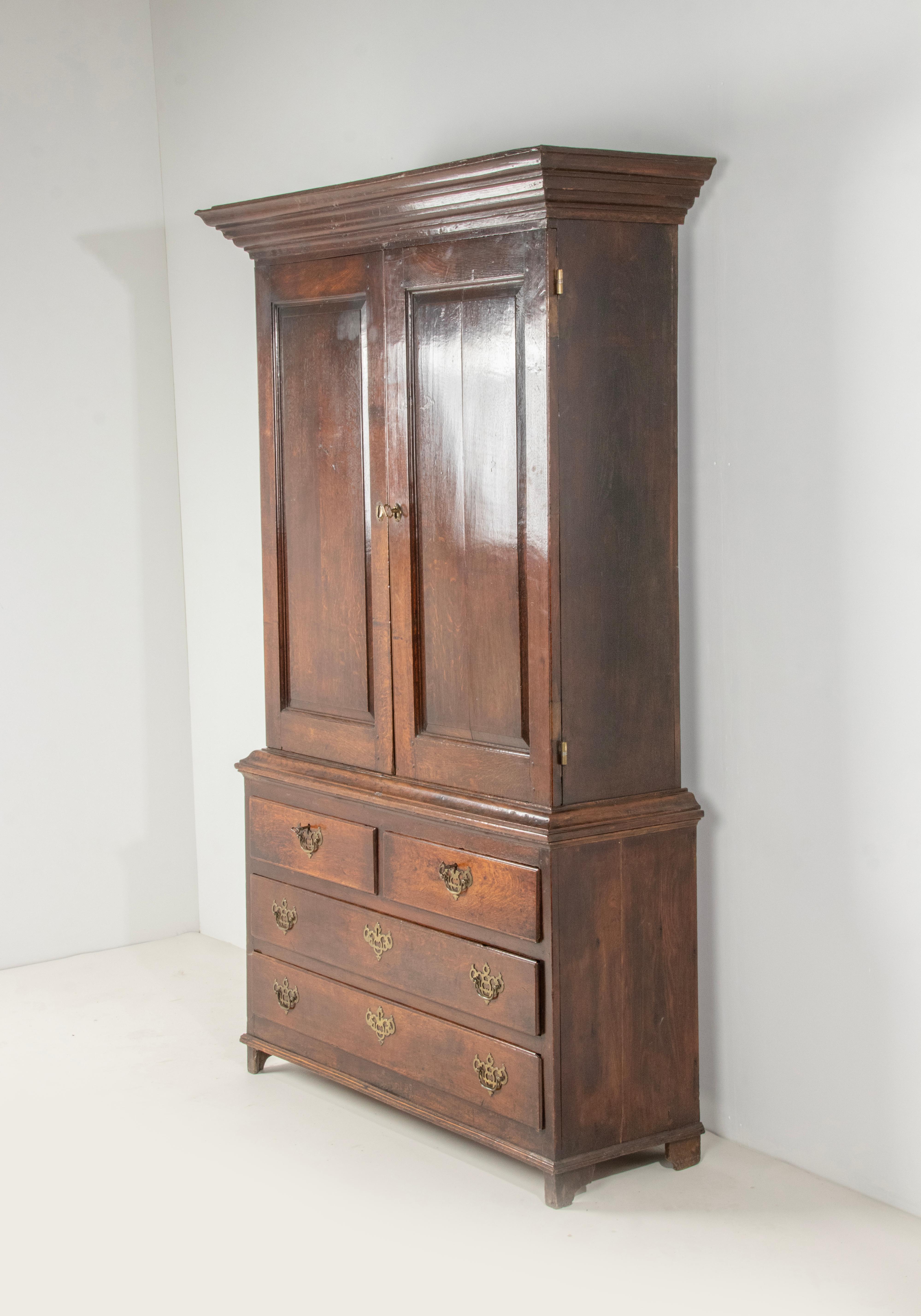 Cabinet / armoire en chêne de la fin du 18e siècle de style géorgien en vente 4