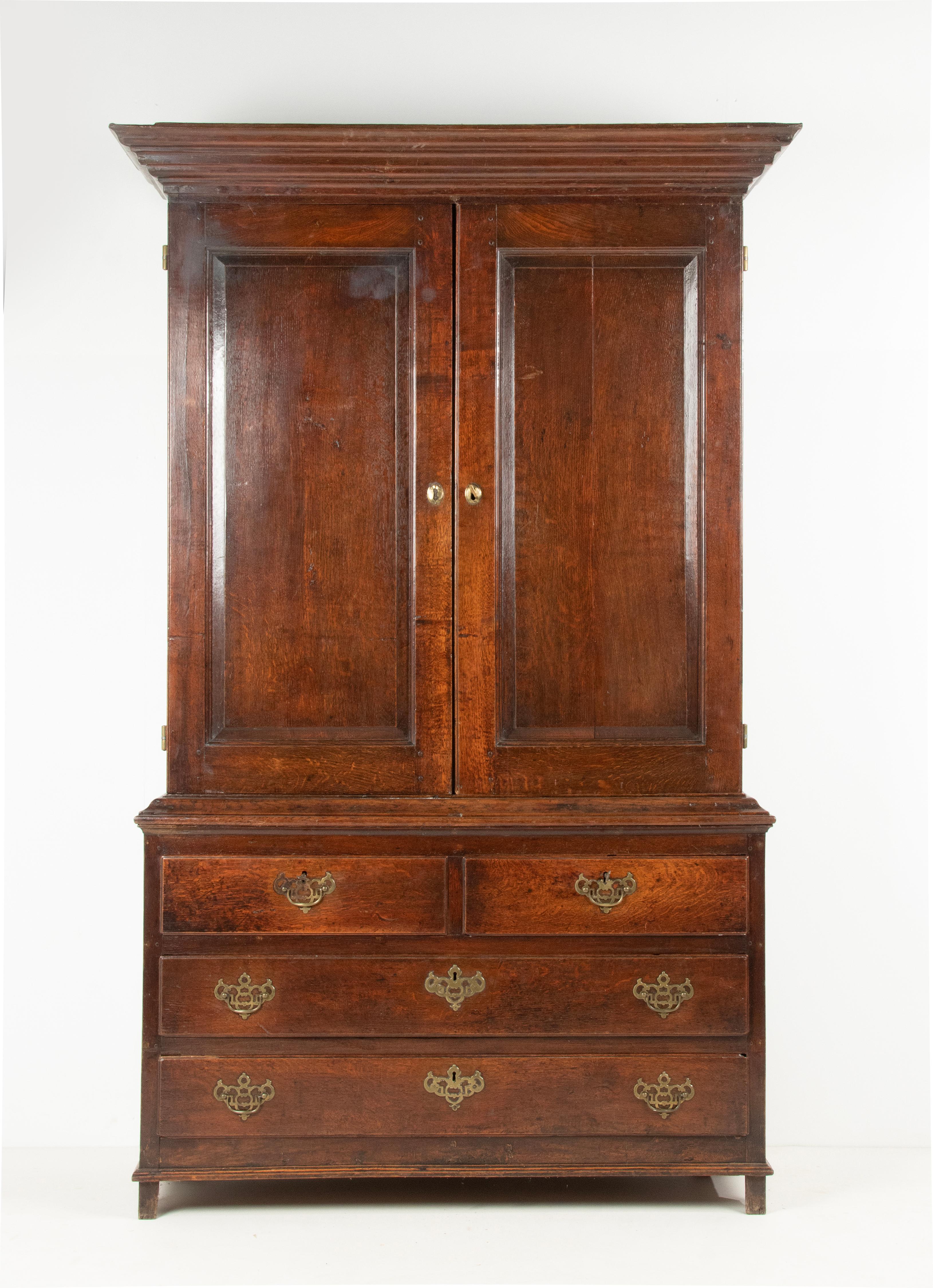Britannique Cabinet / armoire en chêne de la fin du 18e siècle de style géorgien en vente