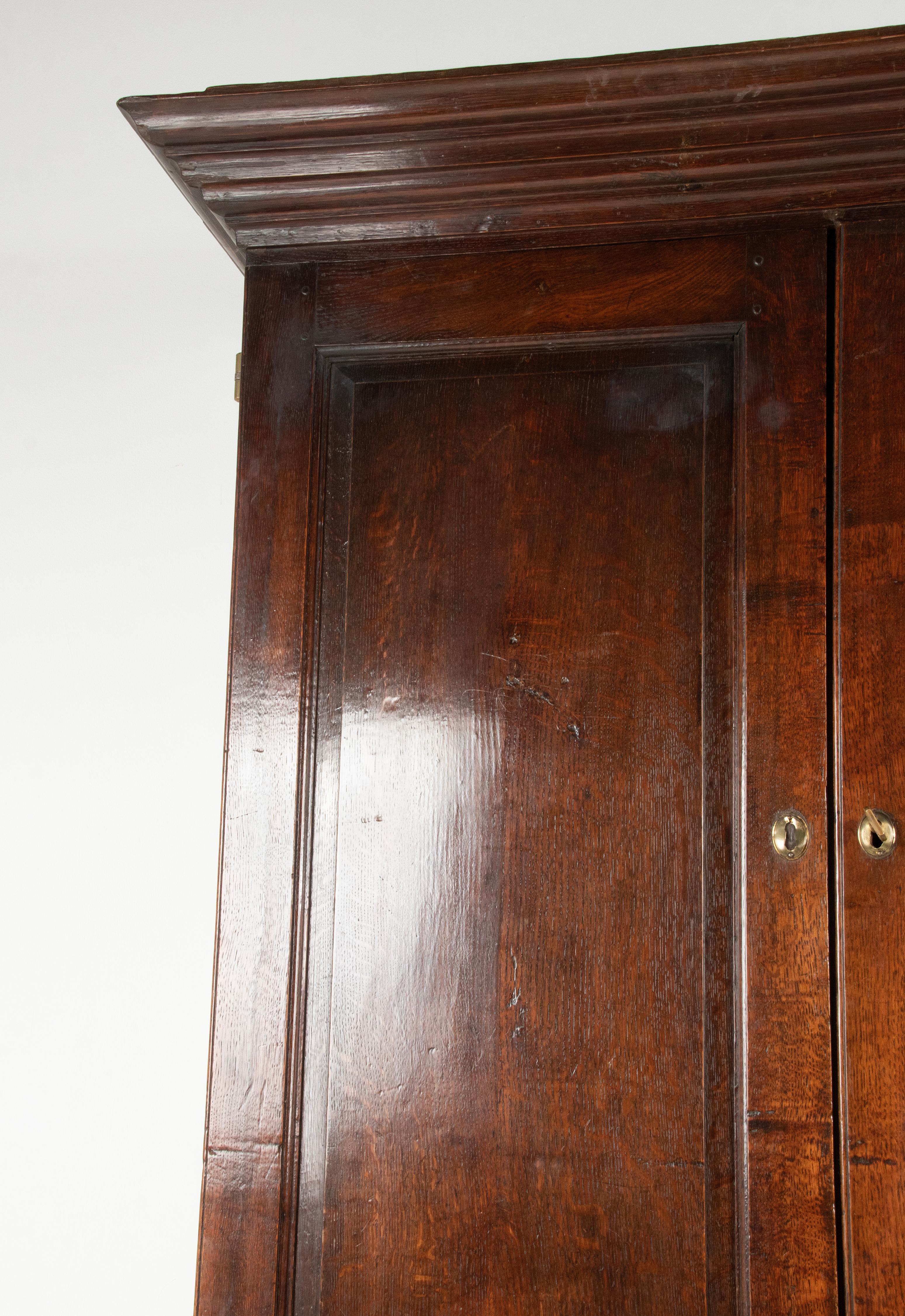 Laiton Cabinet / armoire en chêne de la fin du 18e siècle de style géorgien en vente