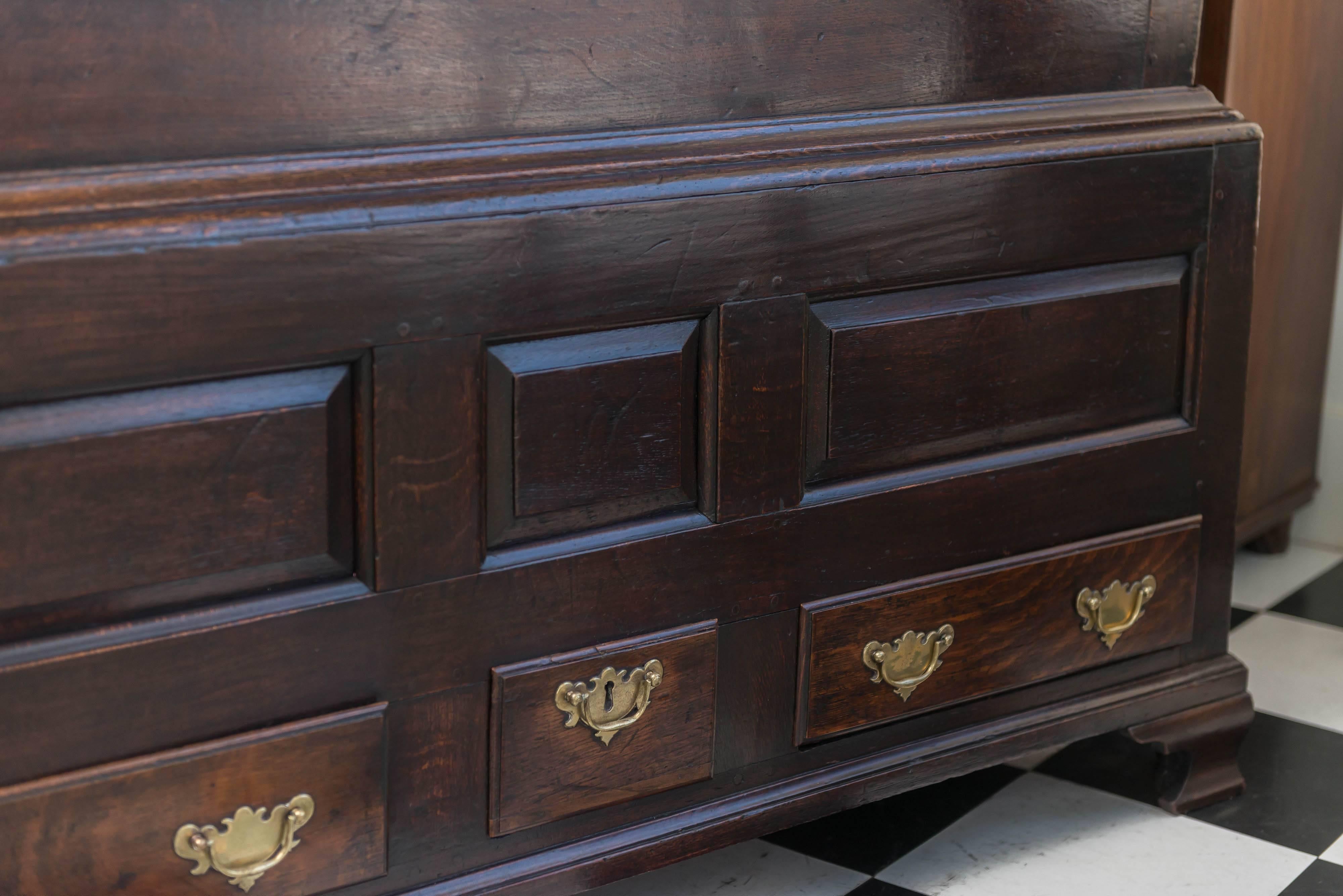 Late 18th century Georgian oak livery cabinet, circa 1780, George III period.
Livery is composed of two pieces. A cabinet above and bin plus drawers below.
Inside of the top cabinet the bottom shelf removes and there is a hidden bin below (between