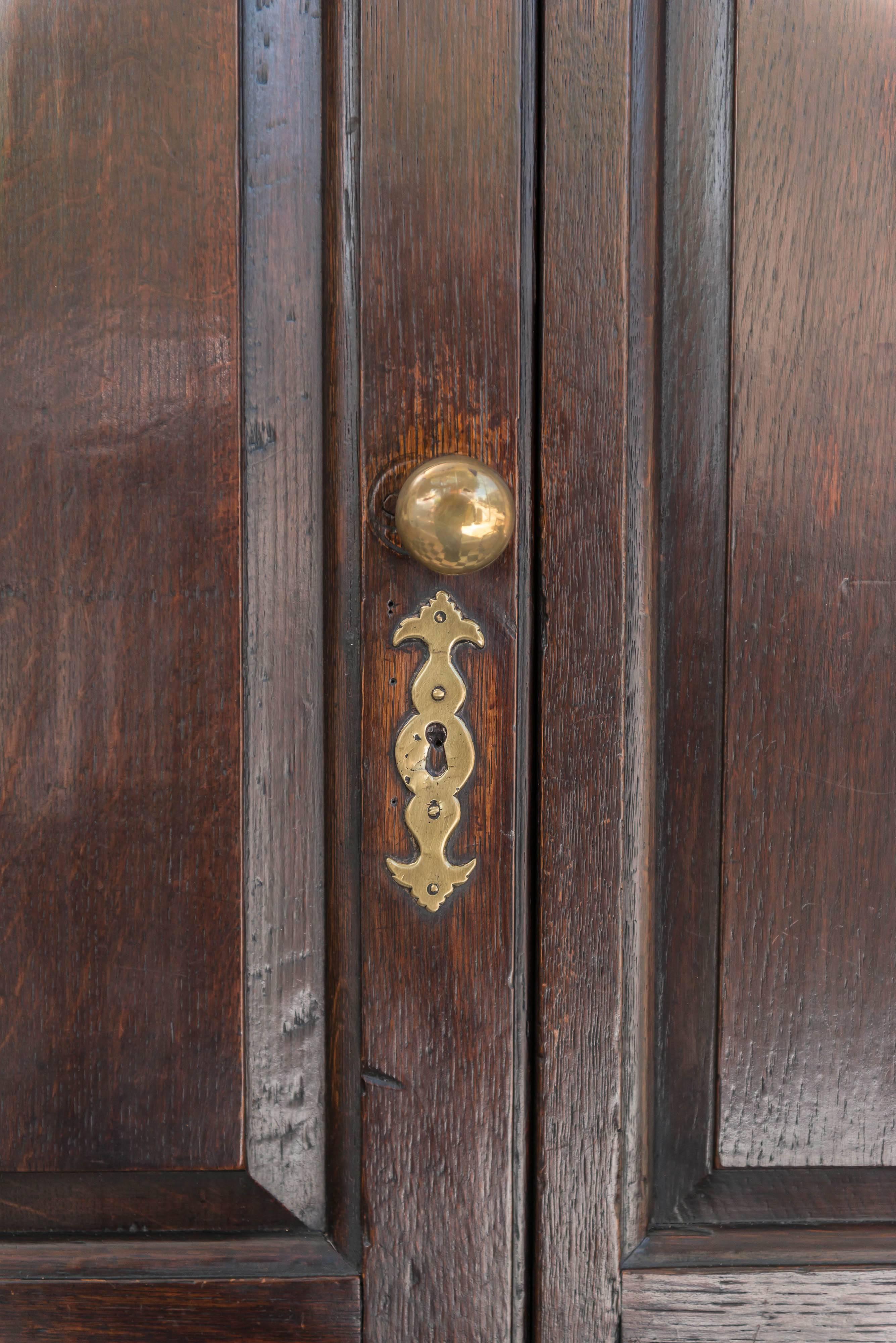 Late 18th Century Georgian Oak Livery Cabinet, circa 1780, Very Stable / Useable In Good Condition For Sale In San Francisco, CA