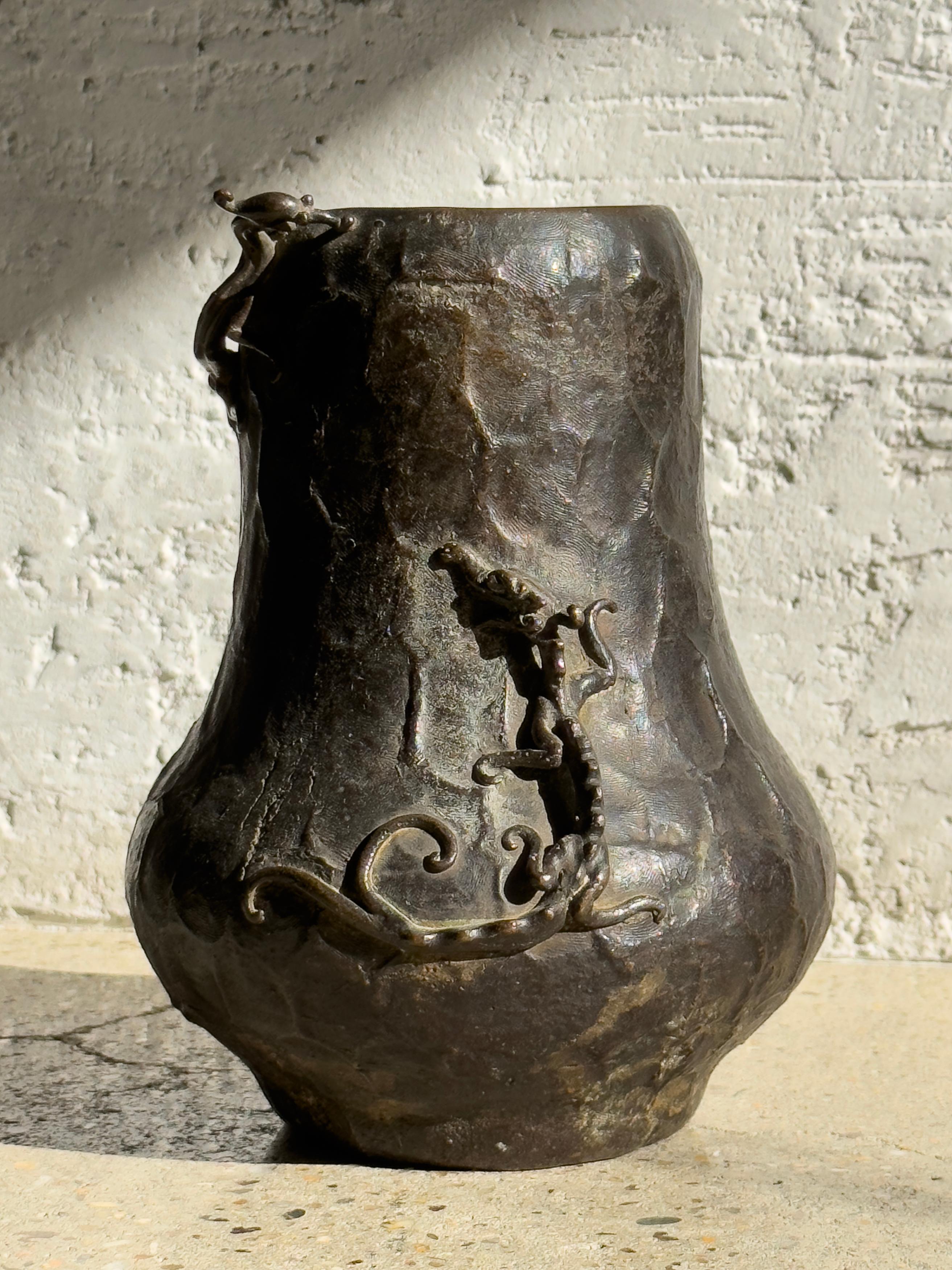 Vaso in bronzo tedesco della fine del XVIII secolo con due draghi stilizzati in scala. Finitura annerita.

 