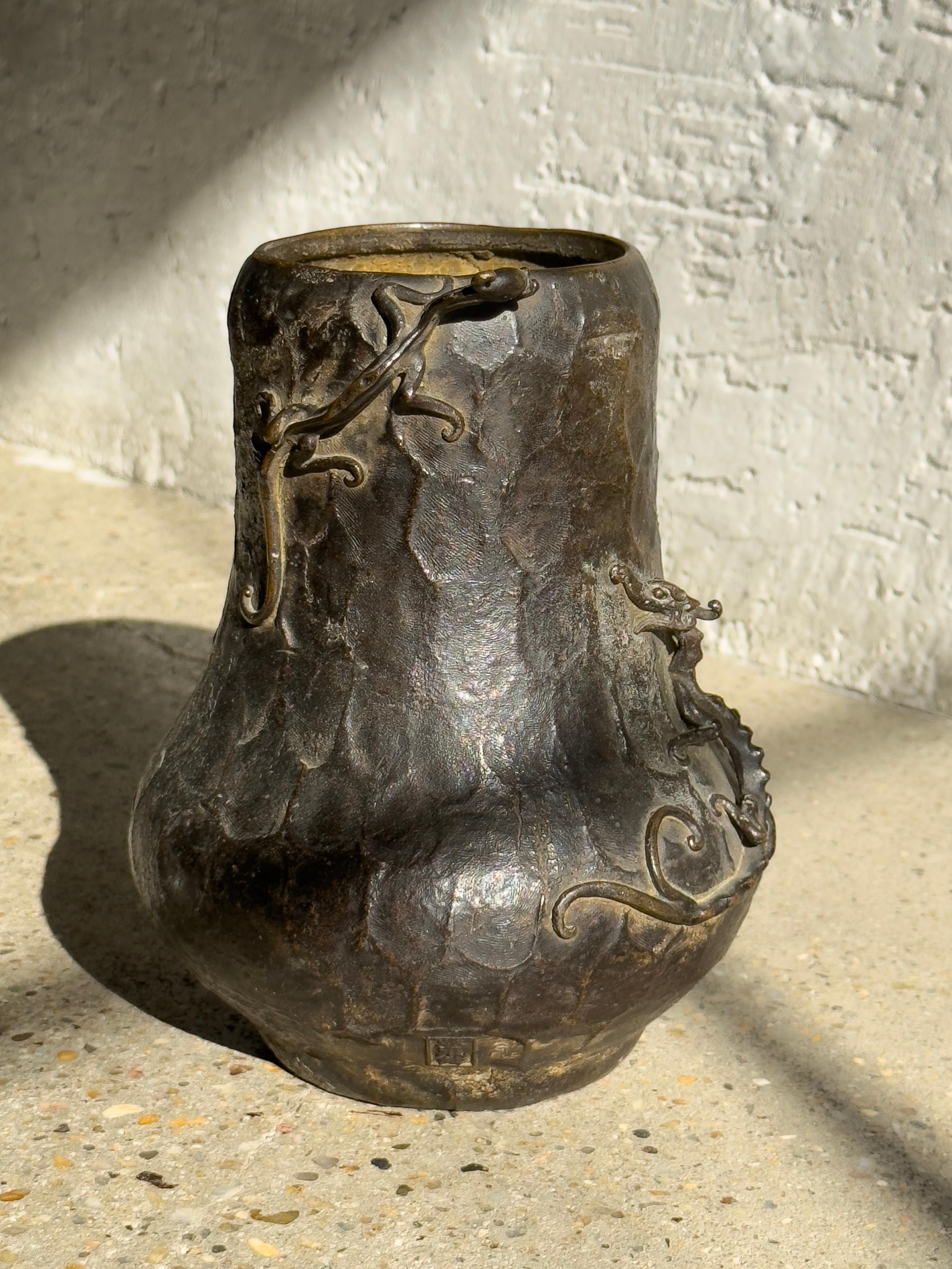 Tedesco Vaso in bronzo tedesco della fine del 18° secolo con draghi a squame in vendita