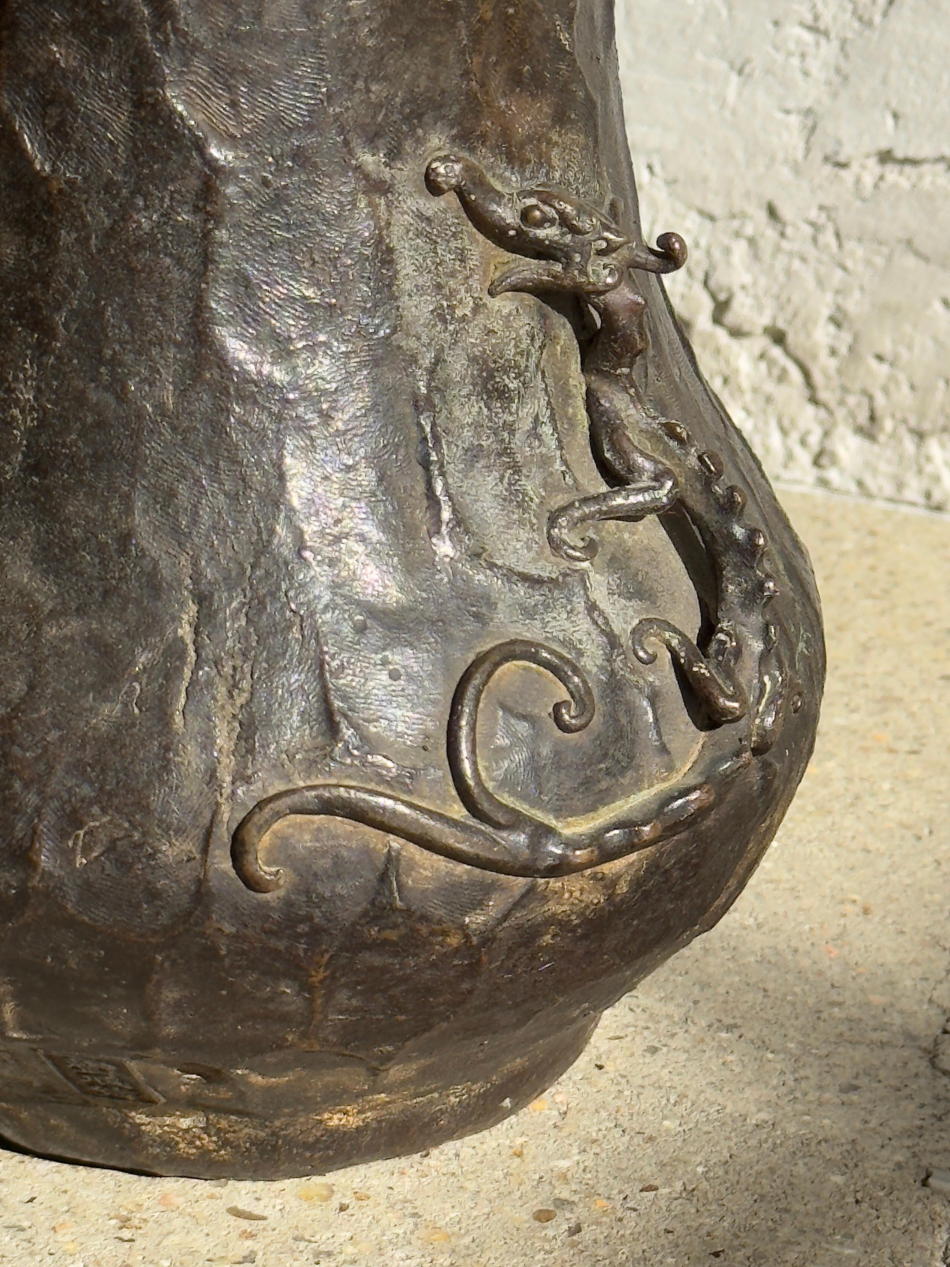 Vaso in bronzo tedesco della fine del 18° secolo con draghi a squame In condizioni buone in vendita a Chicago, IL