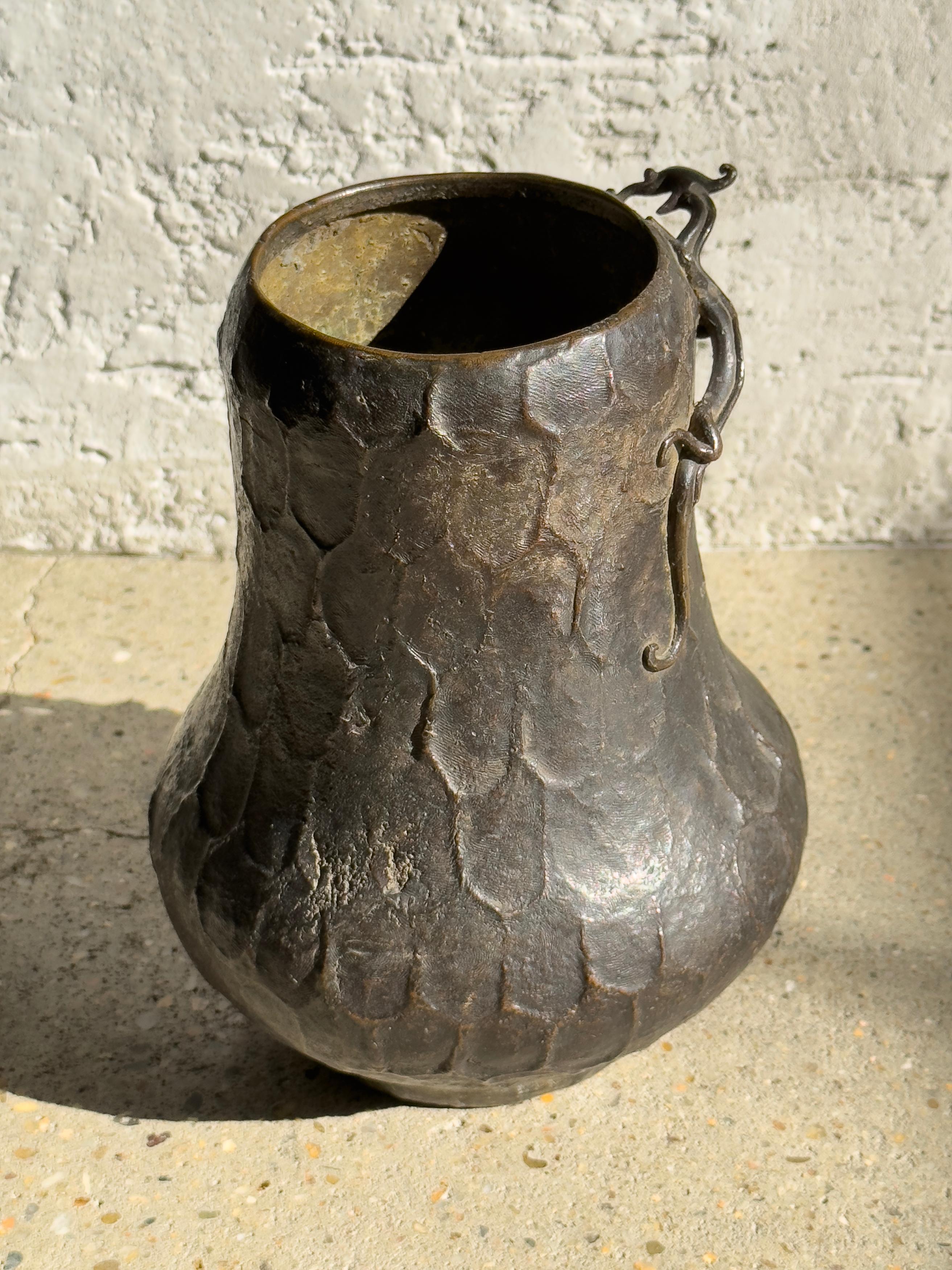 Vaso in bronzo tedesco della fine del 18° secolo con draghi a squame in vendita 1