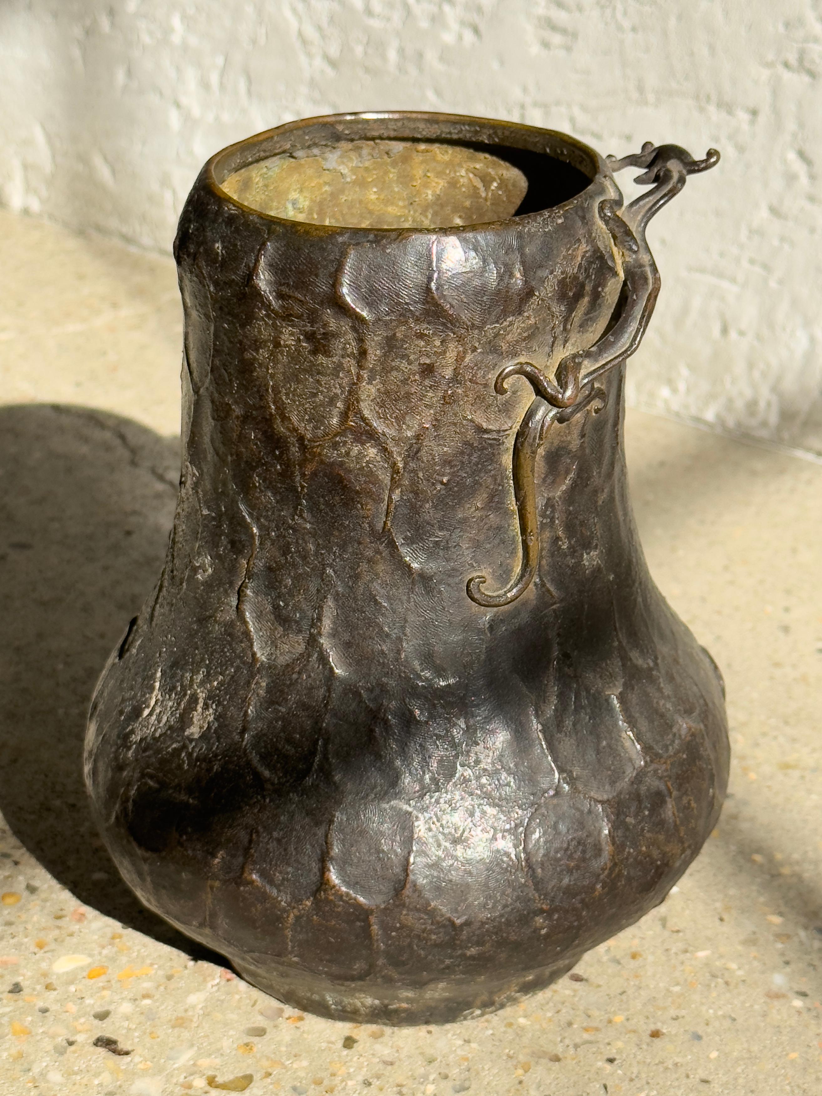 Vaso in bronzo tedesco della fine del 18° secolo con draghi a squame in vendita 2