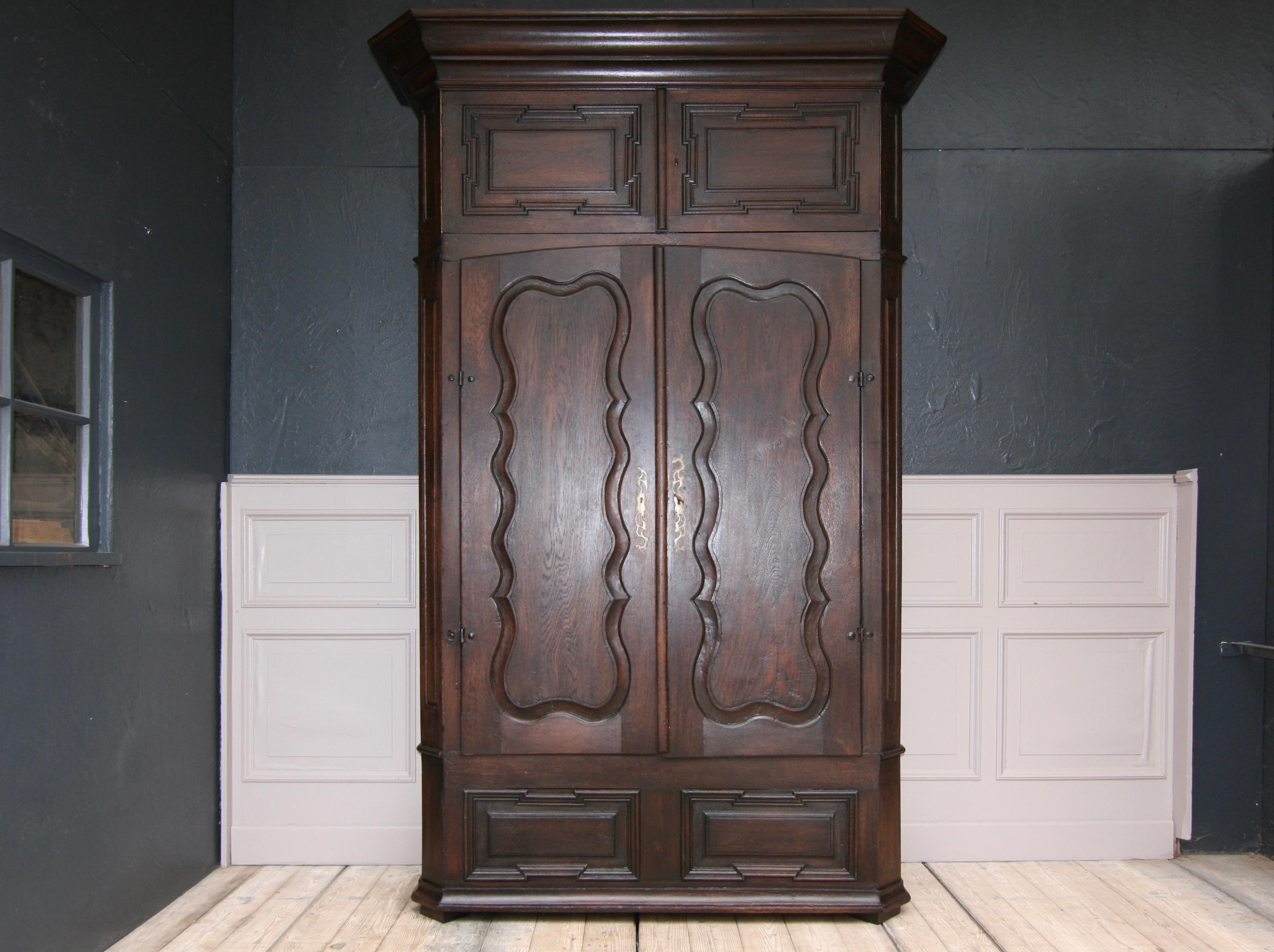 Armadio o credenza antica proveniente da un monastero tedesco. Realizzato in rovere massiccio. Per lo più della fine del XVIII secolo.

Corpo con angoli smussati e testata sporgente. Cassette sul lato. Due grandi porte con pannelli curvi e