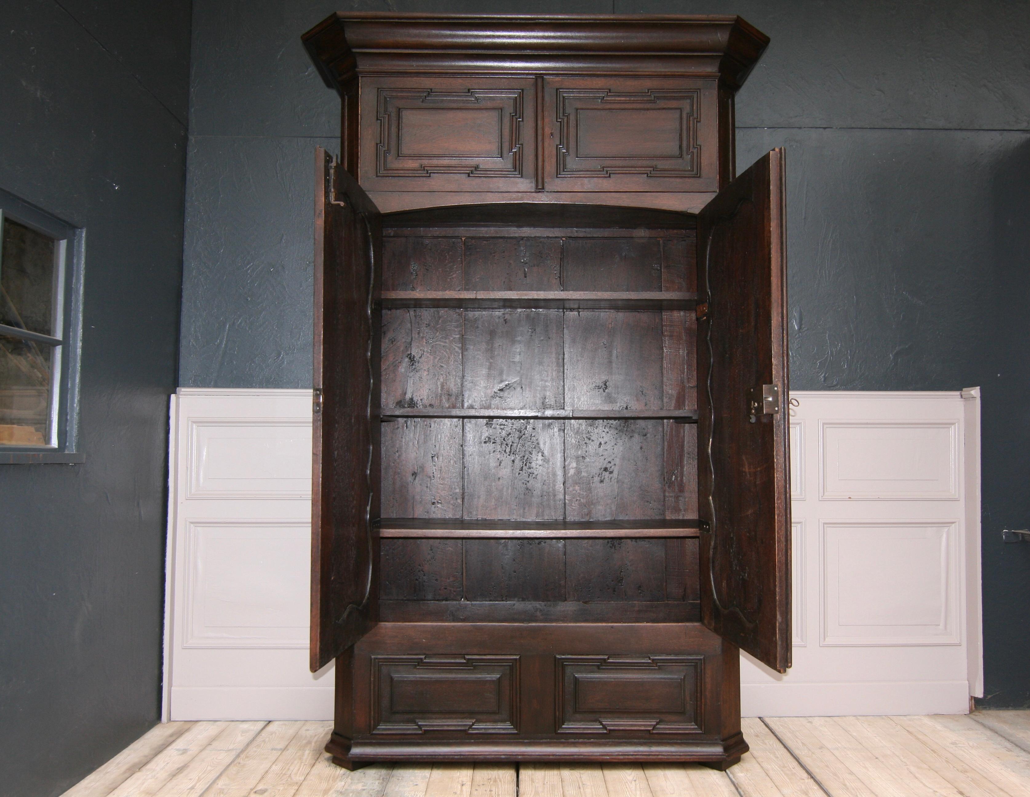 Late 18th Century German Monastery Cabinet Made of Oak In Good Condition For Sale In Dusseldorf, DE