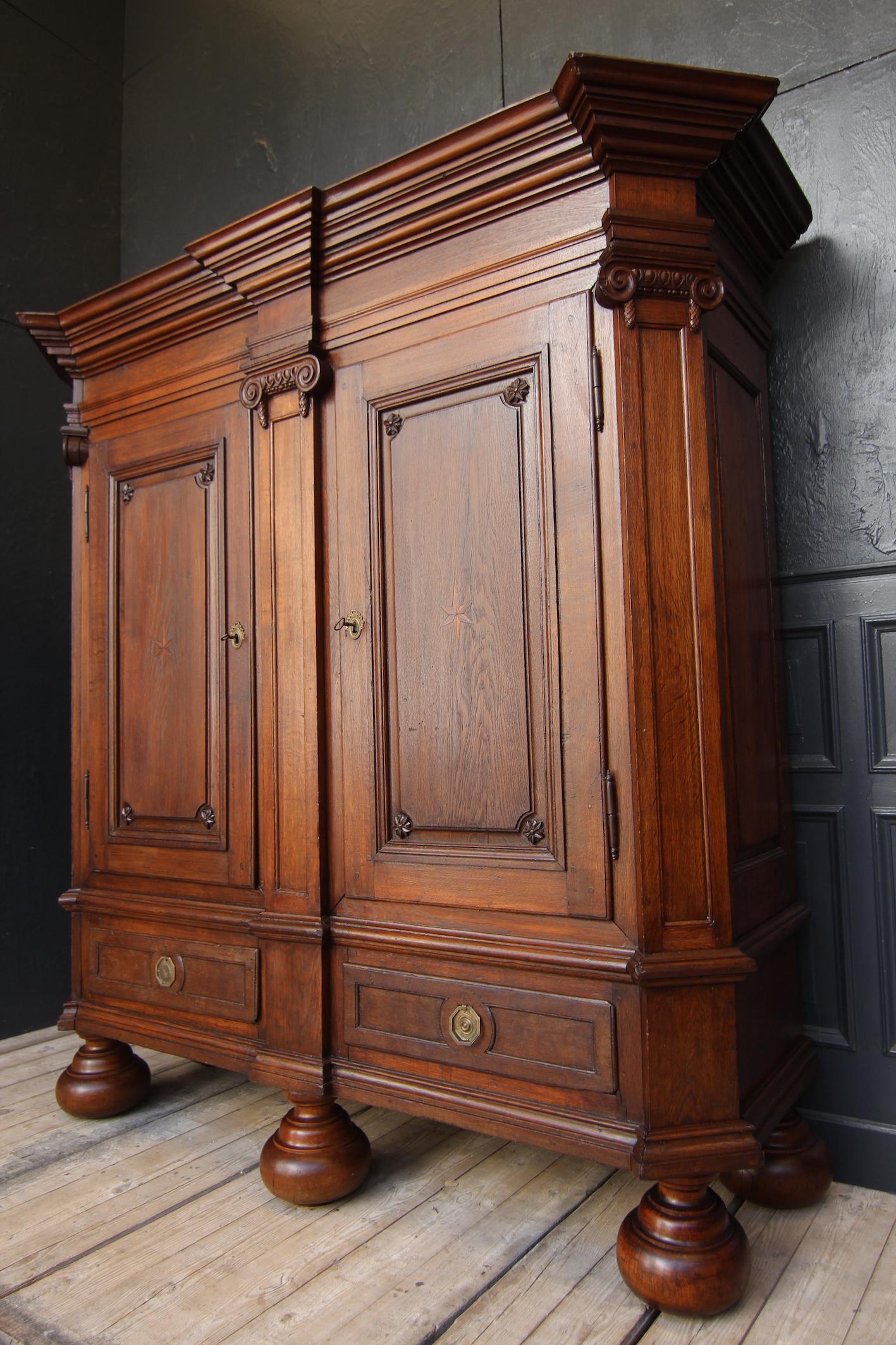 Late 18th Century German Oak Louis XVI Armoire In Good Condition For Sale In Dusseldorf, DE
