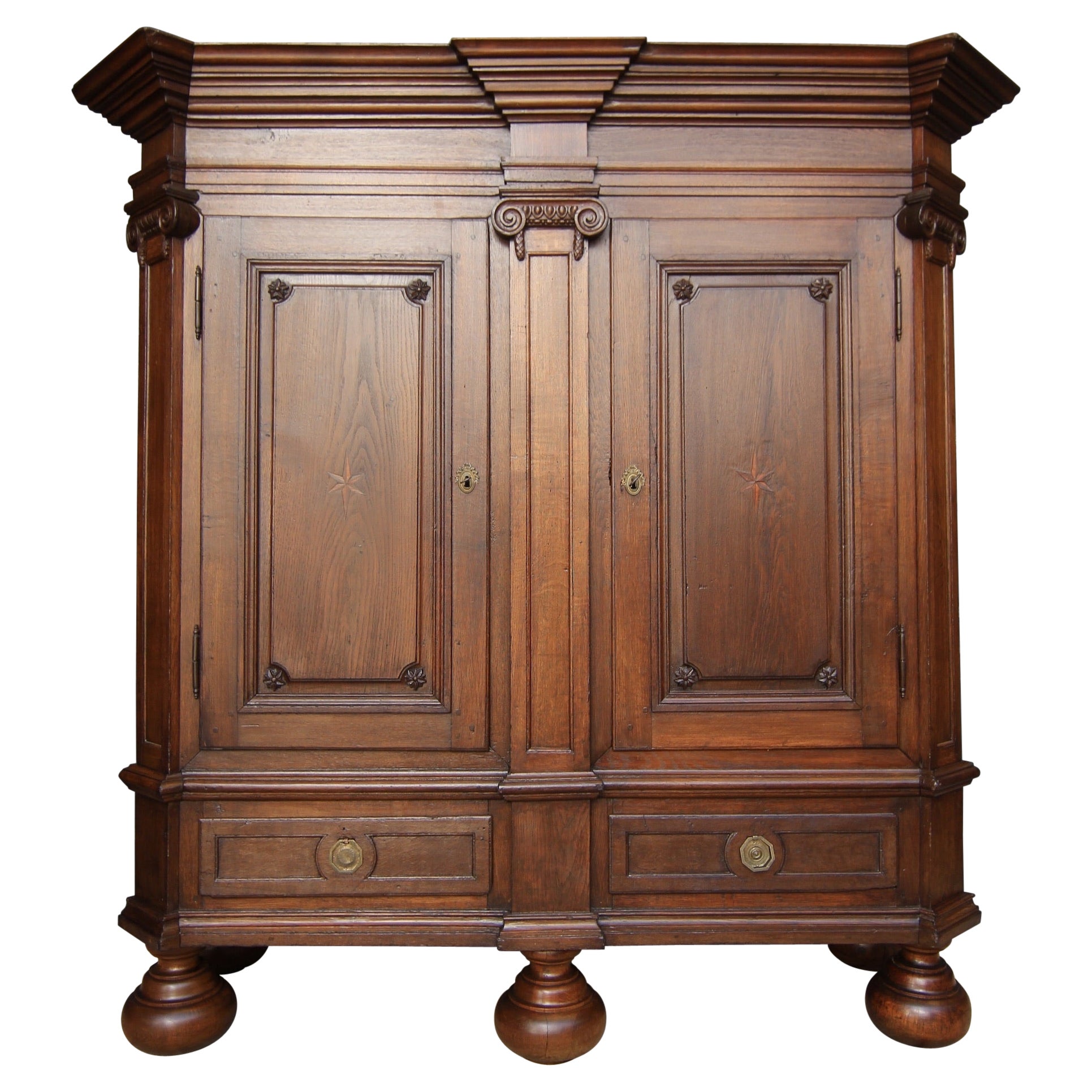 Deutscher Louis-XVI-Schrank aus Eiche des späten 18. im Angebot