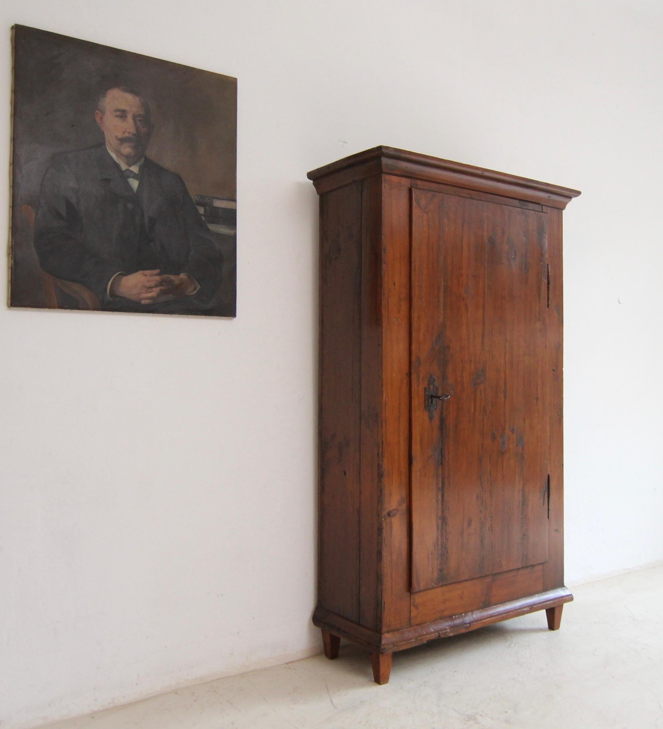 Late 18th Century German Provincial Pine Cupboard In Good Condition For Sale In Dusseldorf, DE