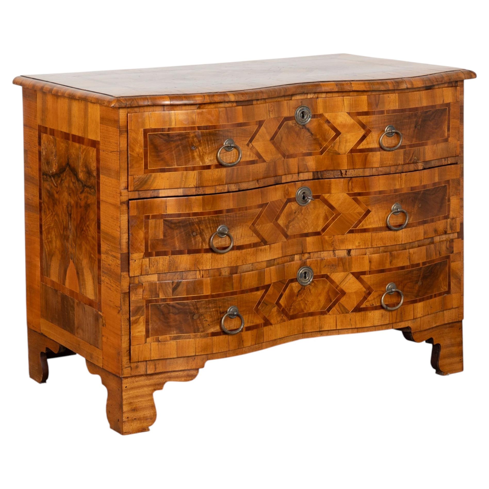 Commode à trois tiroirs en marqueterie rococo allemande de la fin du XVIIIe siècle